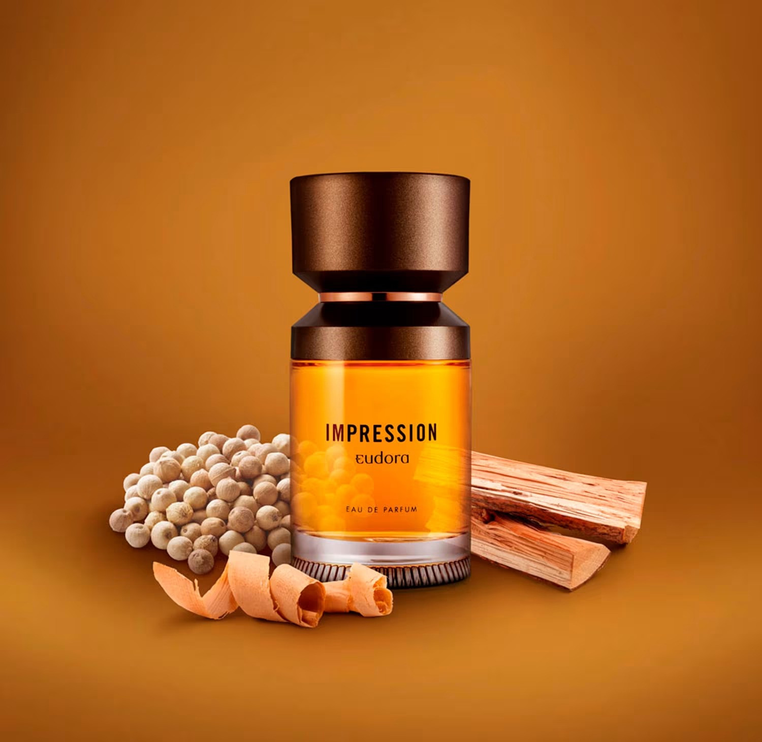 Eau de parfum Eudora Impression é de 2021, e tem âmbar que dá esse aspecto pesado e envolvente, mas ele tem um pouco mais de fruta, como abacaxi, bergamota e limão, no começo mais cítrico e adocicado. No meio, tem castanha, camurça e açafrão, todos ingredientes que têm mais textura. E ai termina com as madeiras. 

 #LTKbrasil #LTKbeleza #LTKhomens