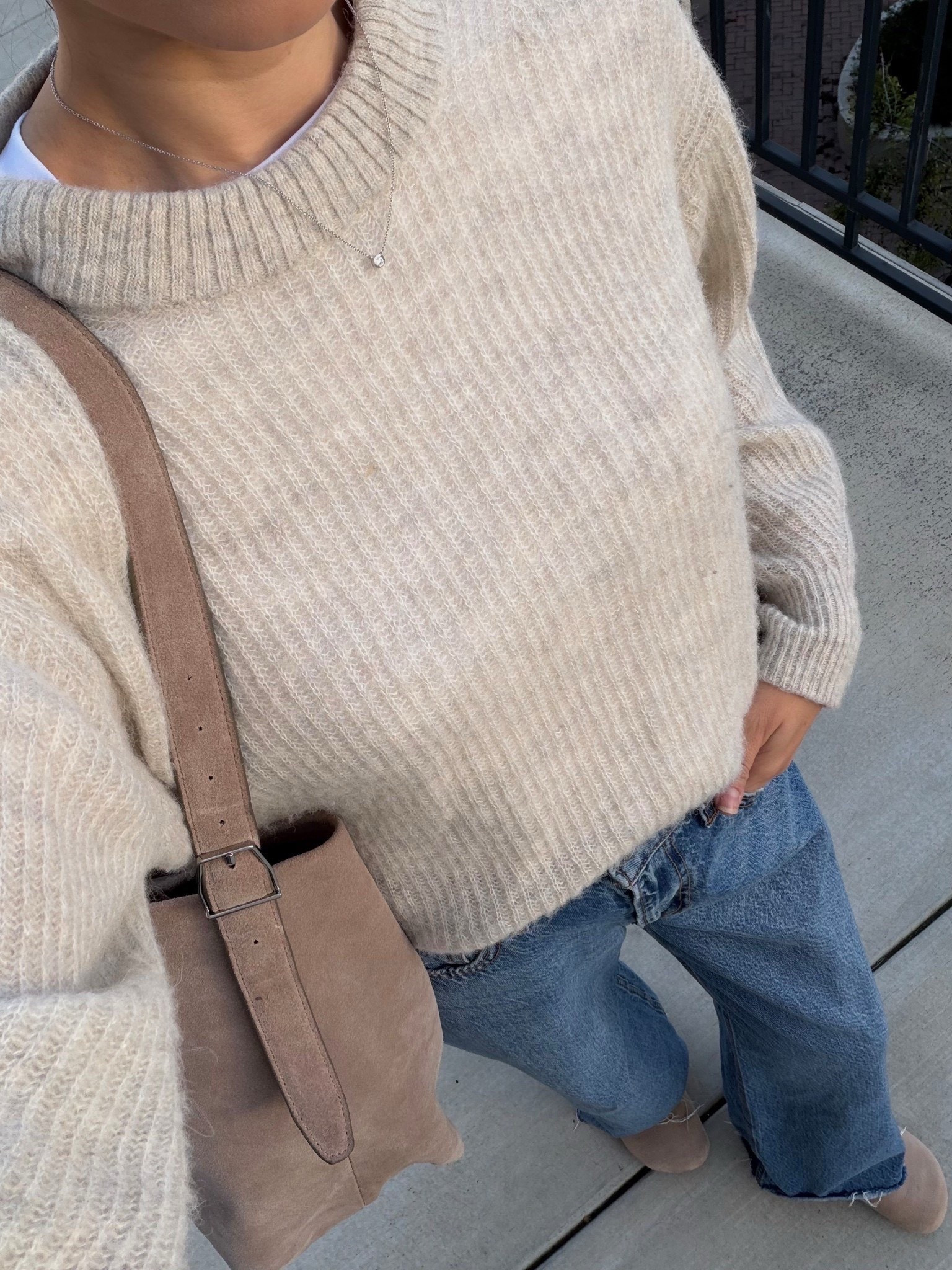 Neutral ootd 

Everlane alpaca sweater — xs 
Abercrombie wide leg jeans 
Quince clogs 


#LTKootd