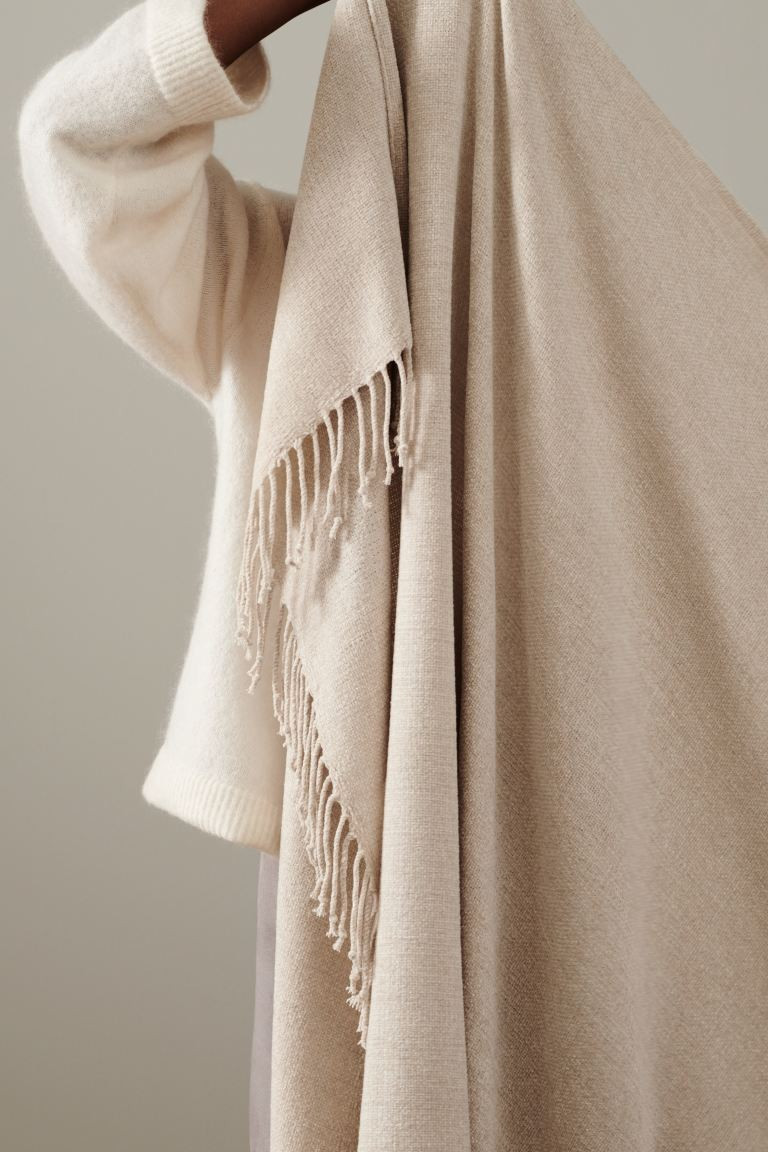 Fringed blanket | H&M (UK, MY, IN, SG, PH, TW, HK)