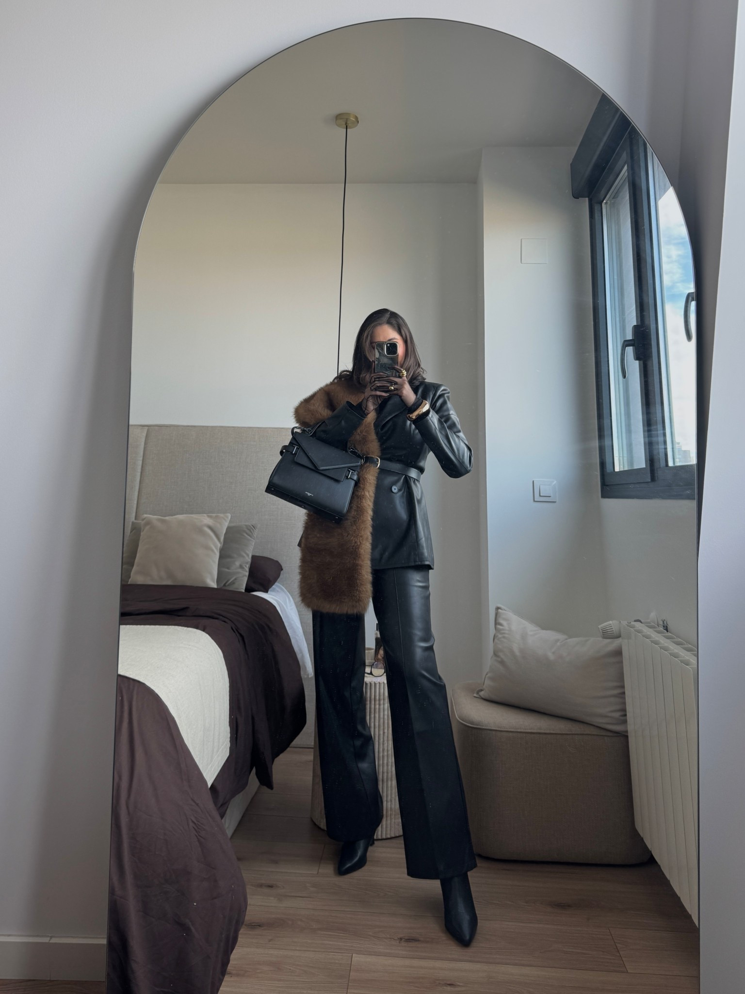 Un pequeño detalle en nuestros accesorios pueden elevar automáticamente todo el look🤍 #lucilooks

#LTKeurope #LTKwinter #LTKespana