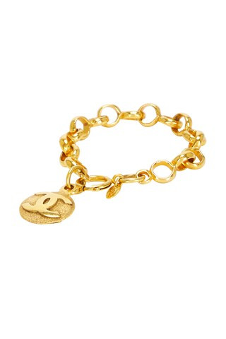 chanel ARMREIF CHANEL in Gold - Metallic Gold. Size all. | FWRD 