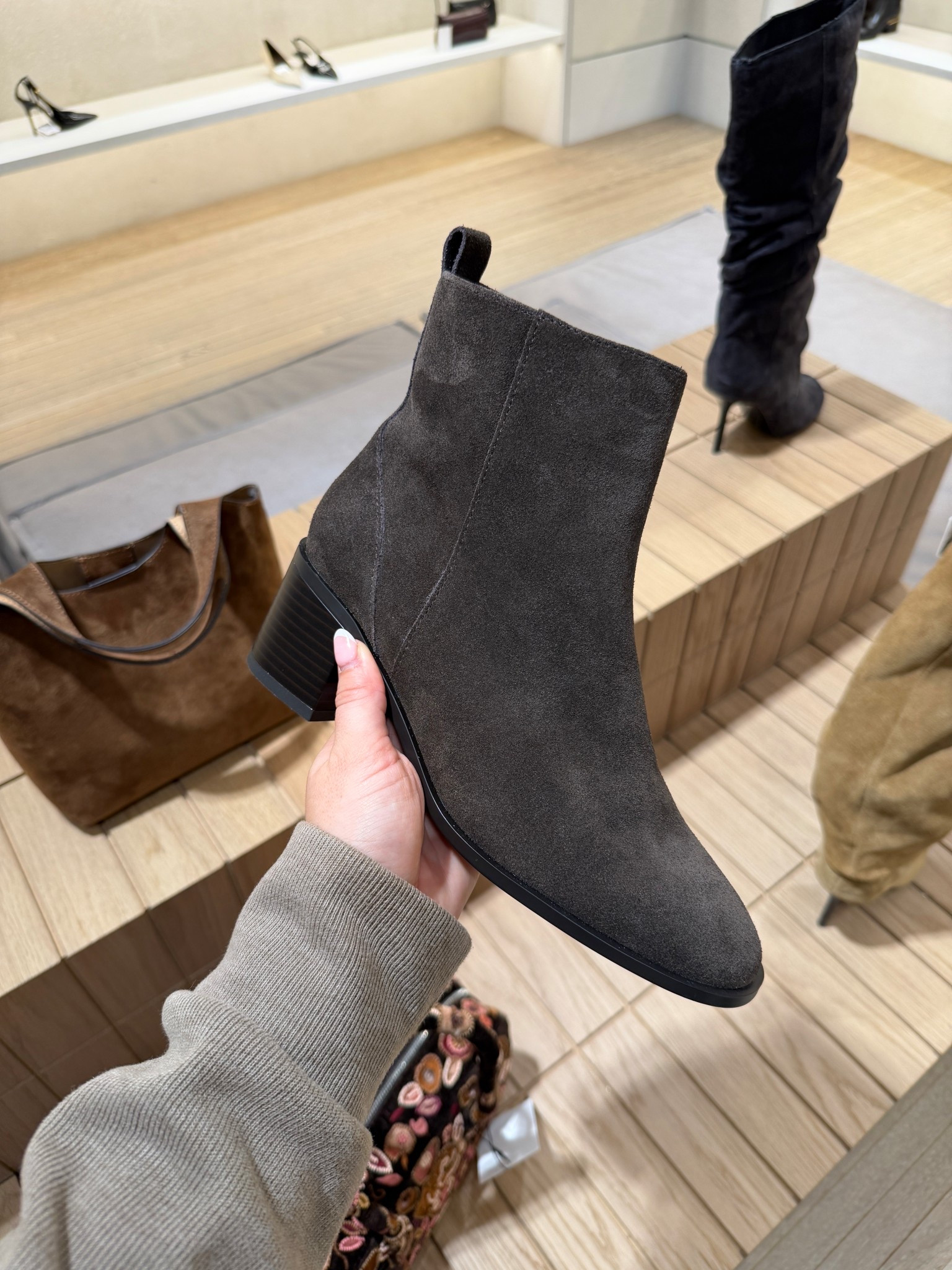 The prefect suede boot! I love the heel height too!

Suede boots, ankle boots, autumn shoes 

#LTKshoes #LTKuk #LTKautumn