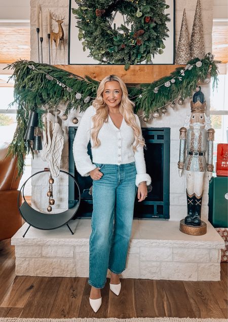 Can’t believe Christmas is over. I hope you all had a wonderful holiday! I spent the weekend with family, wearing my cozy and cute @lulus sweater // also can we talk about these jeans ?! They fit so good! #lovelulus #lulusambassador  Everything is linked on my LTK