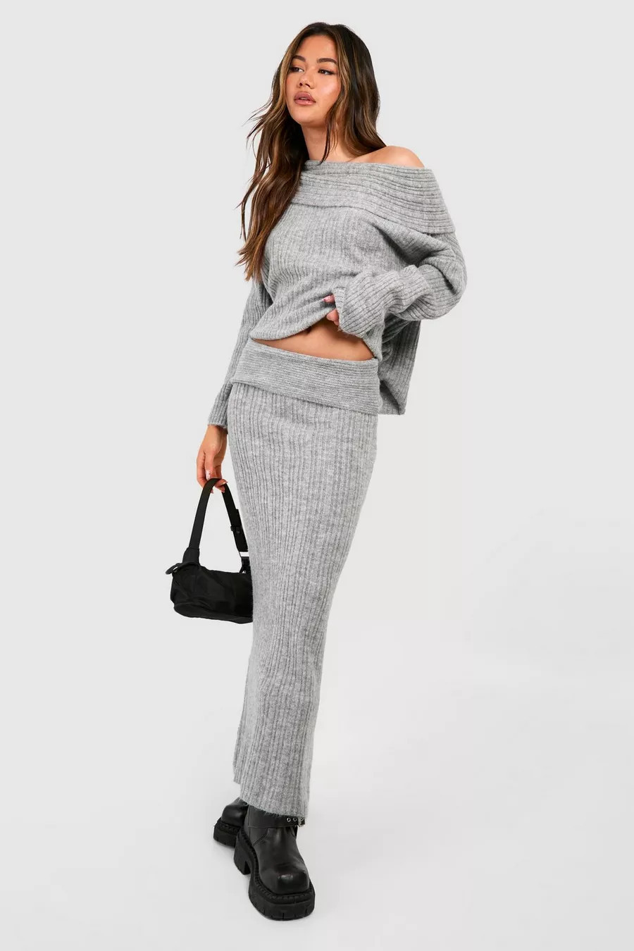 Ensemble en maille avec pull à épaules dénudées et jupe longue | Boohoo.com (FR)