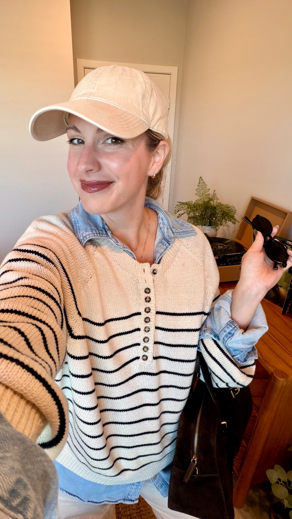 Layered Winter Outfit — Cozy Chic Neutrals

My go-to cozy winter layers 🤍
Cream baseball cap + denim collar + Sezane knit = my entire personality today. Paired it with my favorite cream barrel jeans and my suede shoulder bag for that effortless neutral vibe. Everything linked below!

ITEM BREAKDOWN:
	•	Baseball Cap (Cream) — exact 
	•	Denim Collared Button-Up — exact
	•	Sezane Sweater (Layered Over Denim) — exact
	•	Everlane Barrel Jeans (Cream) — exact
	•	Madewell Suede Shoulder Bag — exact (on sale!)
	•	Optional: Jewelry / Sunglasses / Watch

#WinterOutfit #Neutrals #LayeredLook #SezaneStyle #EverlaneBarrelJeans #MadewellBag #OOTD #WinterChic #CapsuleWardrobe #CozyStyle


#LTKFindsUnder100 #LTKSaleAlert #LTKootd