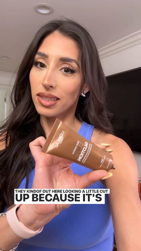 The best glowtion, really carves out and defines. I love it for my shoulders and collar bone area. Also for a bronze makeup look. #tan #loreal #glowtion #selftan 