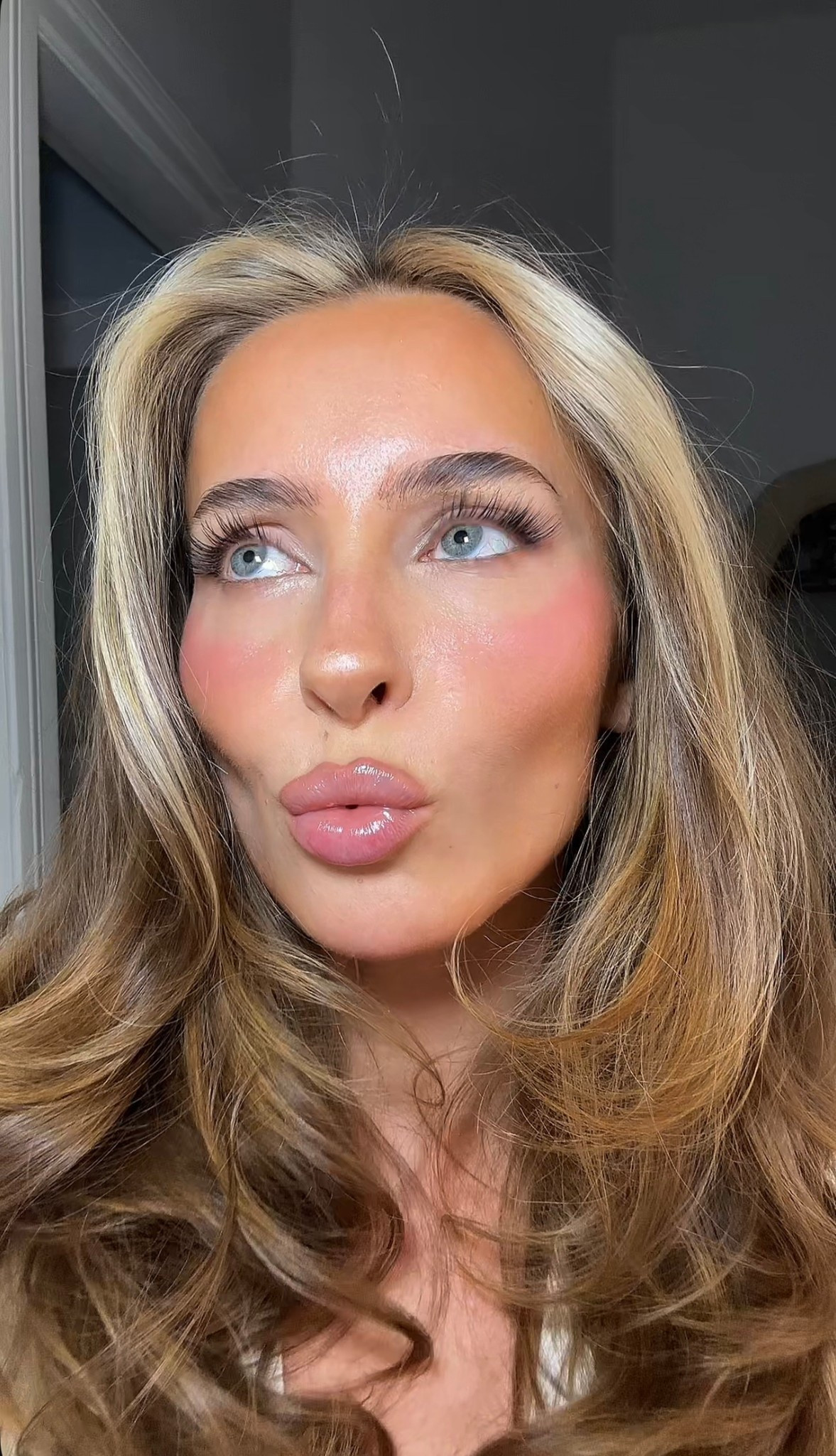 Lip combo 
Charlotte tilbury ,Iconic Nude‘
lawless ‚Strawberry Milkshake'