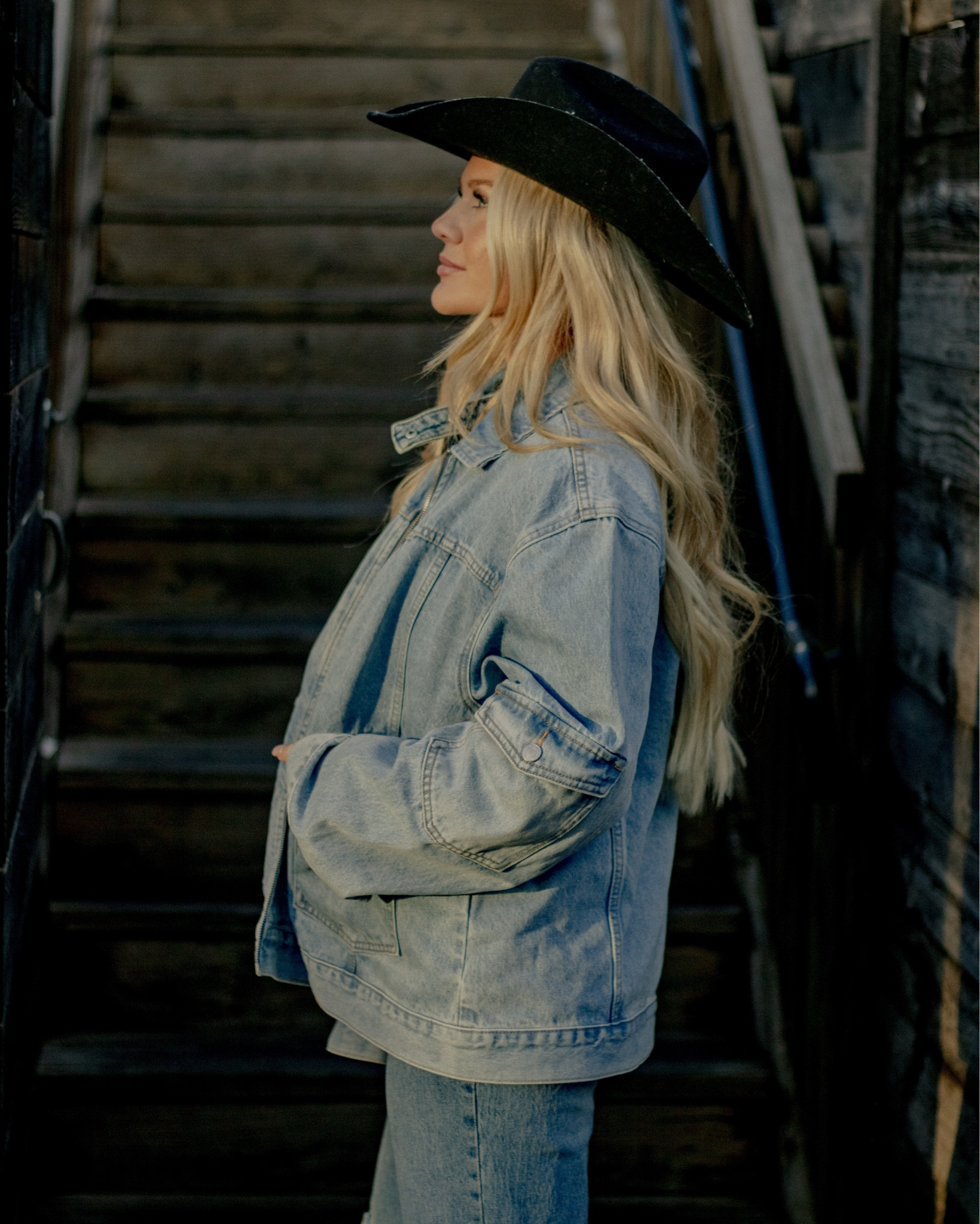 Fav oversized denim jacket from Meshski! Such a closet staple 💙🤝🏼 wearing a size small! 