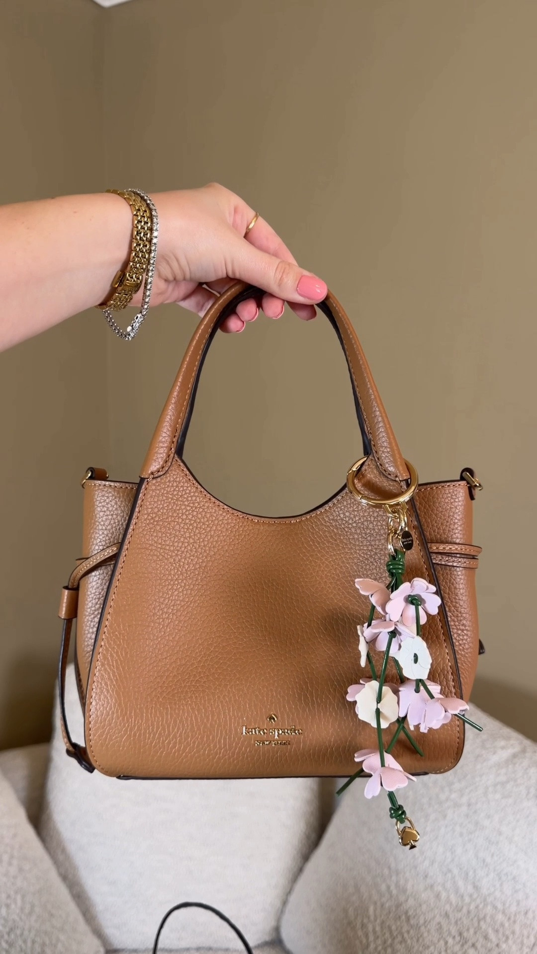 Unboxing the cutest little luxury moment 🎀✨
The Kate Spade small carryall + flower charm are officially THAT girl 🌸👜 Obsessed with every detail, from the structured shape to the perfect floral touch. Would you style her for everyday errands or a brunch fit? 👀💕

#KateSpade #KateSpadeNewYork
