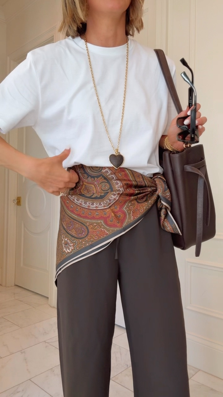 Easy low effort outfit idea! These @Aritzia pants are staples of my fall and winter wardrobe. I’m 5’7 wearing size small in the tee and pants!