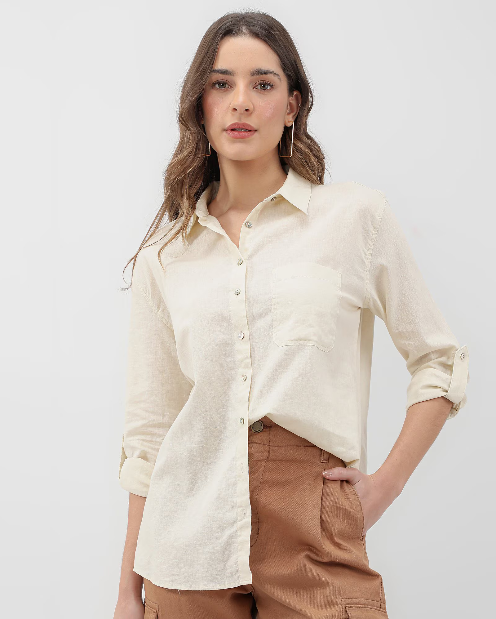 Camisa feminina alongada com bolso - Bege Linho |  AK by Riachuelo | Riachuelo (BR)