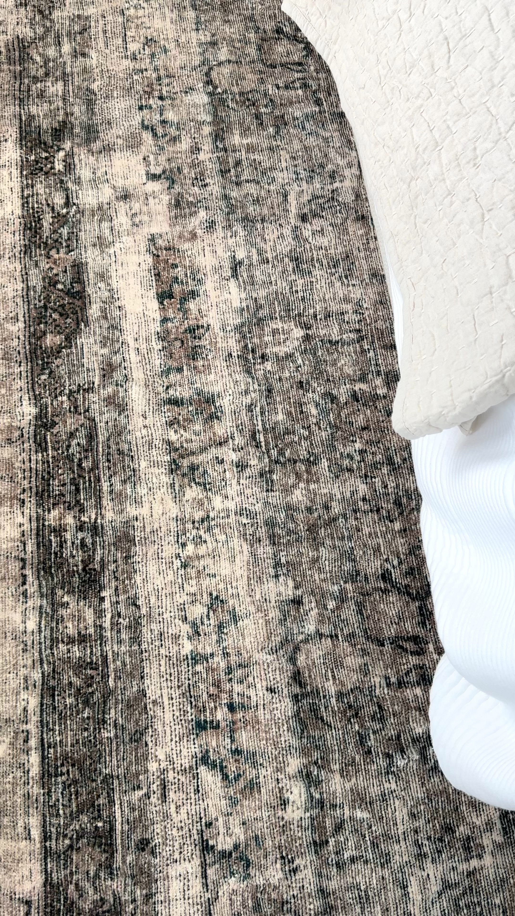 Close up of our new rug! Loloi Morgan rug in navy / sand. It is SO soft and on sale right now! 

#LTKVideo #LTKHome #LTKSaleAlert