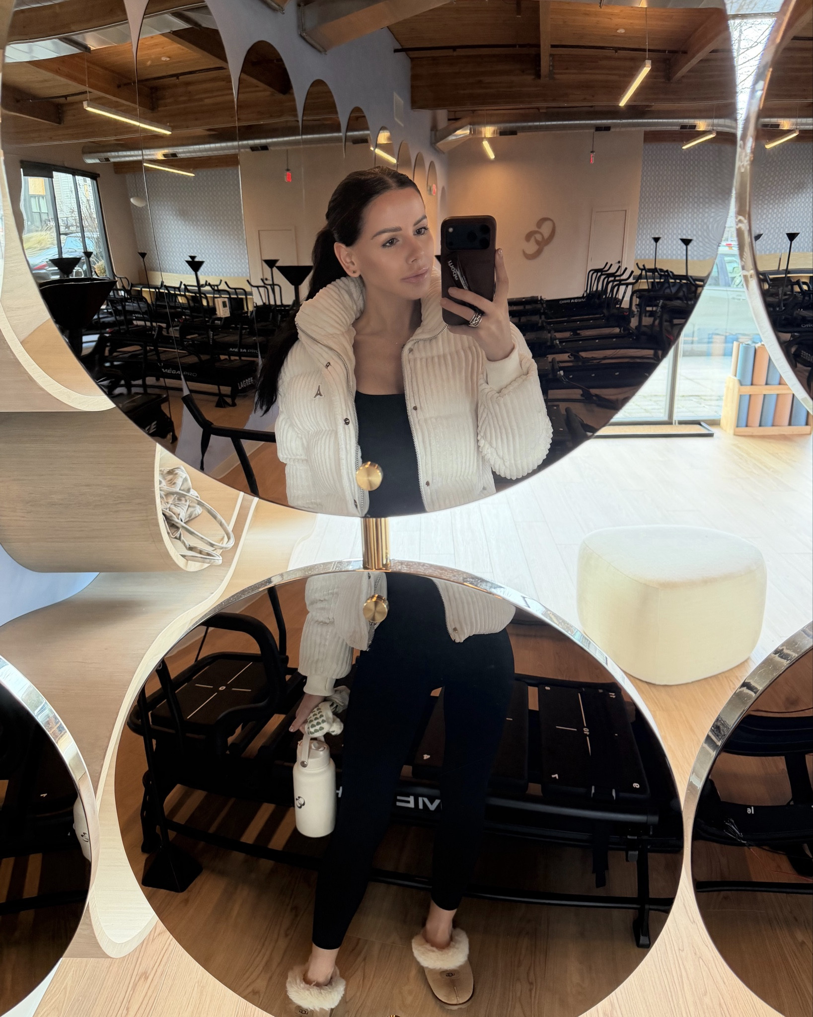 This is one of those outfits you put on and immediately think, I could live in this.
Workout, errands, coffee, life—wrapped in softness. 