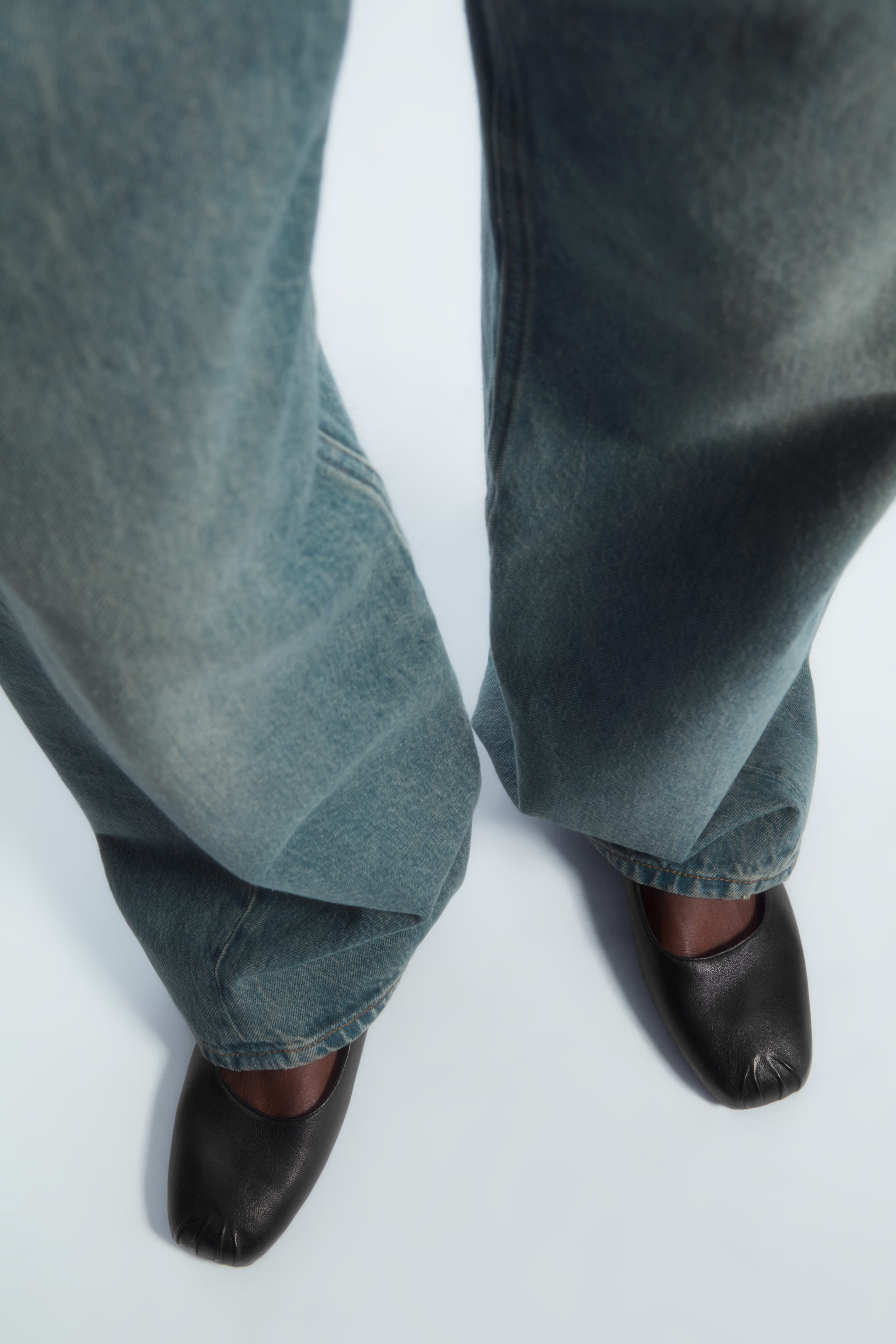 SKÓRZANE PŁASKIE BALERINY MARY-JANE Z PLISOWANIEM - CZARNY | COS (EU)