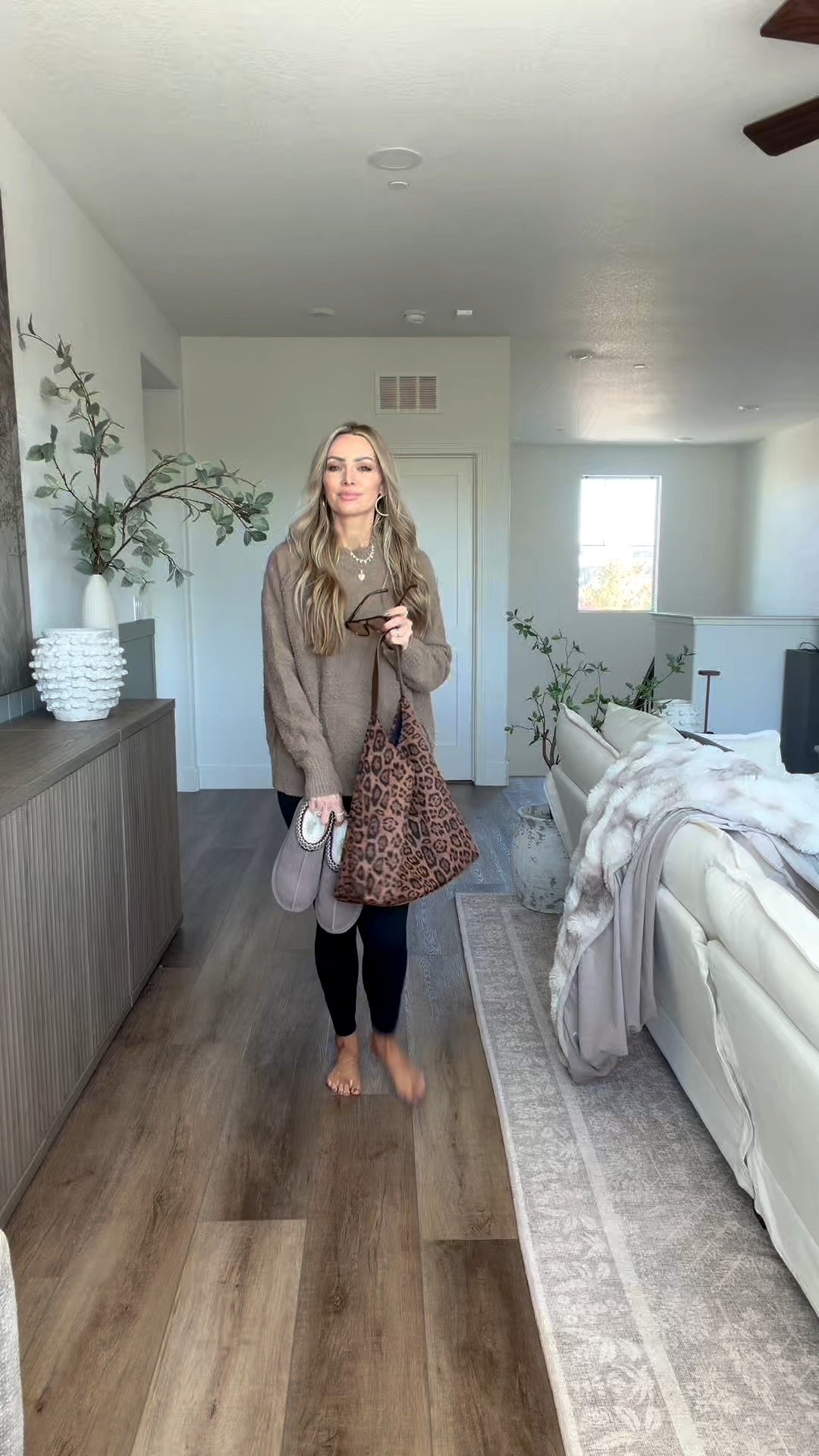 Must Have Amazon Finds I'm telling all my friends about! comment AMAZON below and I will message you all the details!

These leggings friendly outfits are perfect! Vest, vintage wash crop tee, free people look does less, Fall bags and more!

#momoutfit #outfitinspo #everydayoutfits #casualstyle #casualoutfitideas 