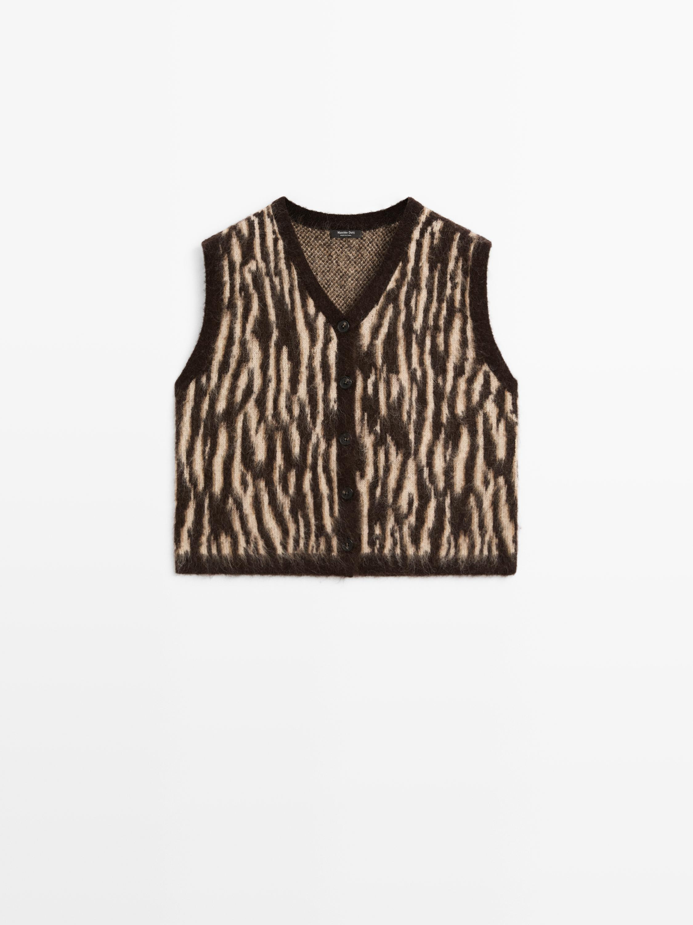 Waistcoat made with wool blend knit fabric. V-neck. Sleeveless. Button-up front. | Massimo Dutti UK