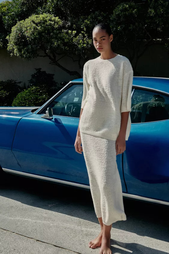 Full cut top with round neck and sleeves below the elbow. | Zara US