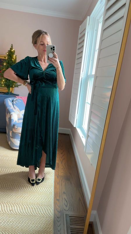 I love this velvet wrap dress for the holidays. It’s an Amazon find! It’s bump friendly but it’s still snug on my chest. This is a size 4-6  

#LTKfindsunder50 #LTKHoliday #LTKCyberWeek