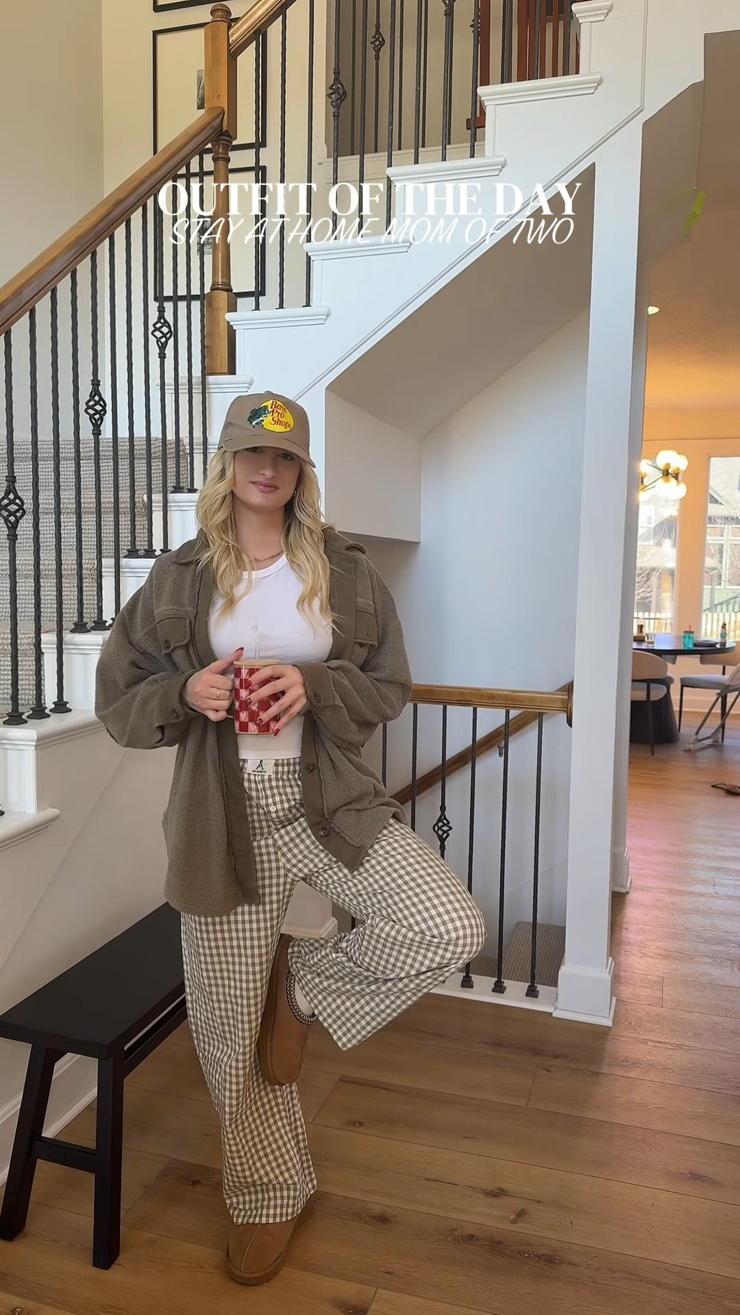 Mom fit // gingham pants // army green outfit // comfortable fashion 