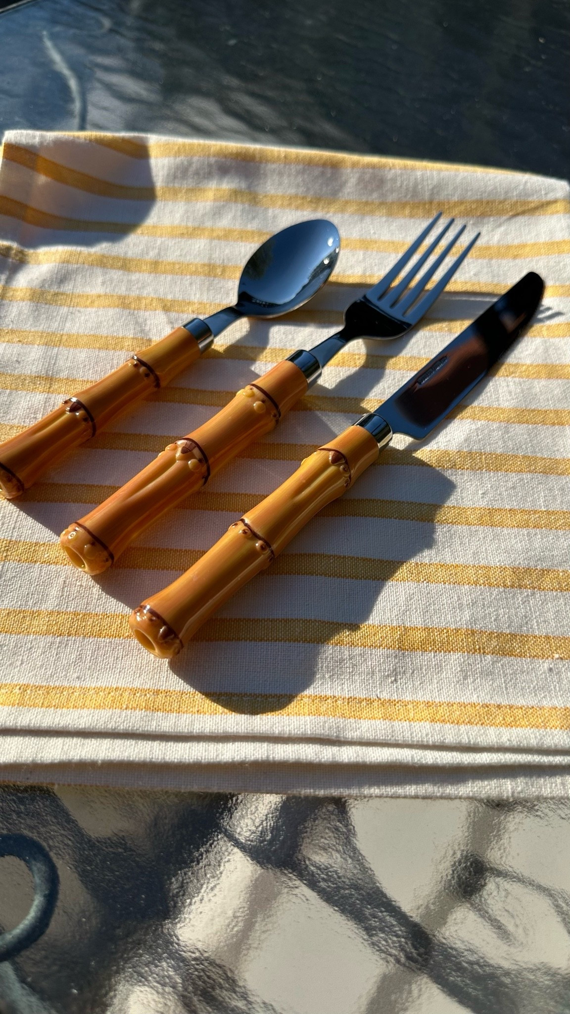 Grabbed these bamboo silverware and striped napkins for some outdoor hosting and they’ve been so fun! A little vintage and nostalgia flair for summer 💛

#outdoorhosting #summerhosting