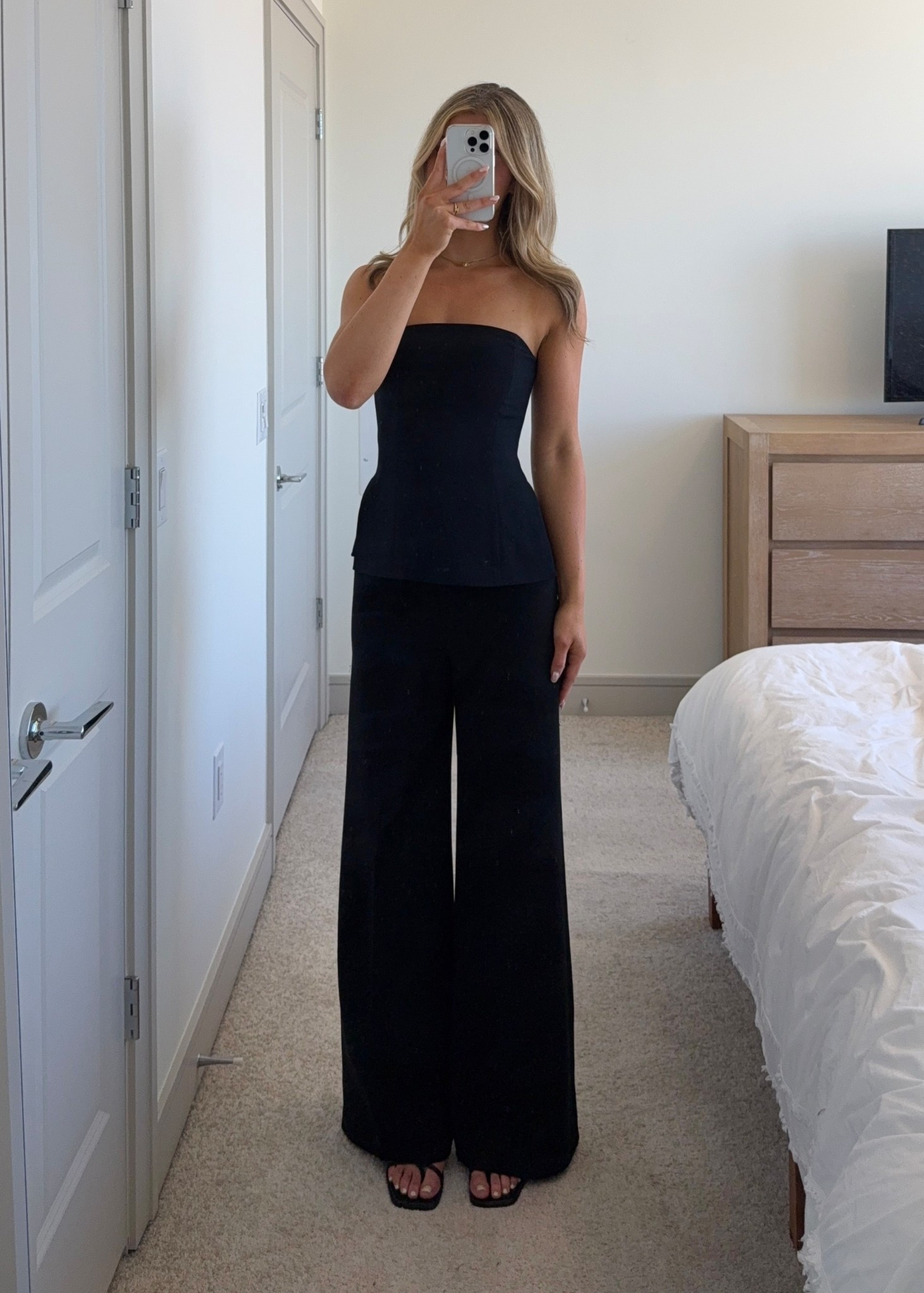 one of my favorite tops from @Aritzia , so cute for a sleek set in the summer!