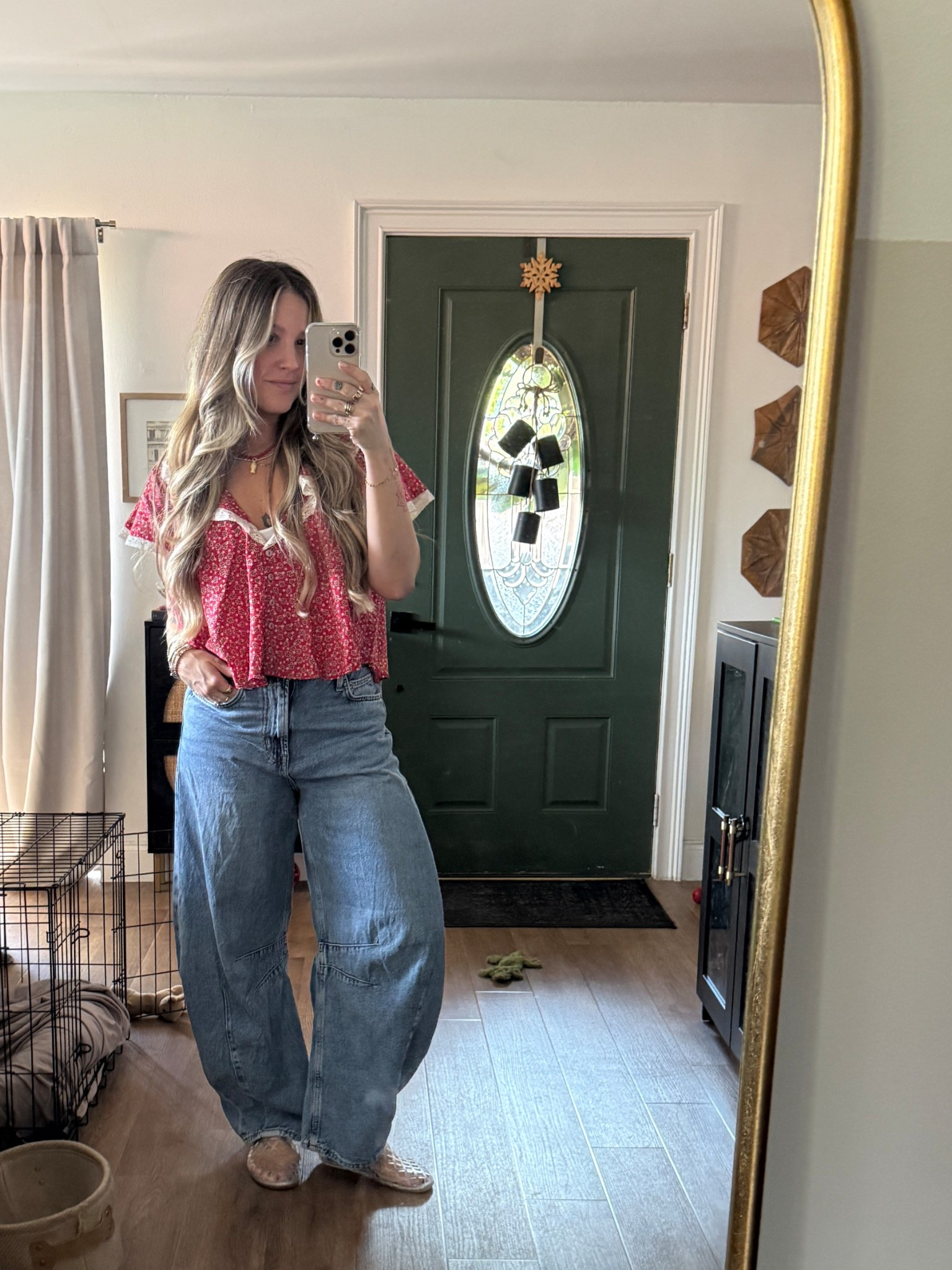 Small top
Size up one to a 27 in the denim for a baggy fit 