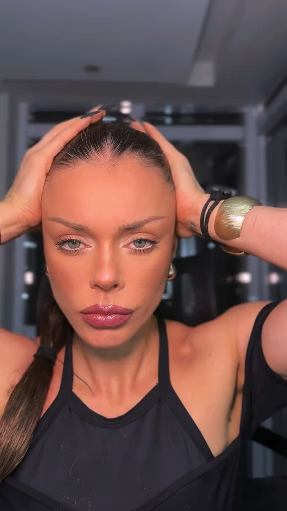 Snatch contour:
Highlight fosco com sombra branca 🤍
Contorno reverso com baking de respeito 
Lip combo roxo 💜
Produtos listados no meu Ltk

https://liketk.it/54RPz

Paleta mac hi-fi colour
Kvd lock-it setting powder
Lancôme blush subtil
Dior iconic curl mascara
Sisley phyto lip balm
Mac lipstick smoked purple
Gloss obsidian ruby rose moonstone
Mac eyeliner fascinating

#LTKcasamento #LTKbeleza #LTKguiadepresente