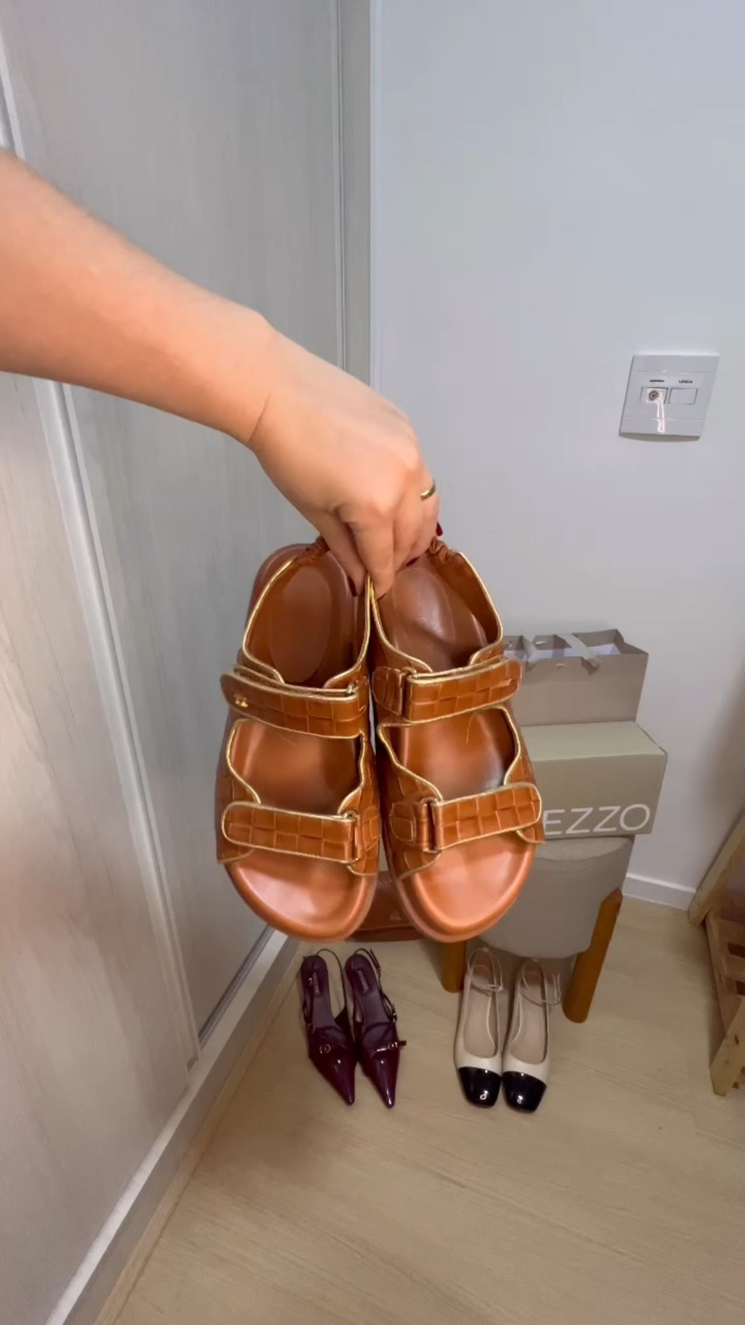 Quem é do time das papetes? ☝🏻 | eu era hater, hoje sou fã HAHAHA e essa da Arezzo é a minha favorita, todo mundo sempre pergunta por ela. 🤎

#LTKstyletip #LTKbrasil #LTKshoecrush