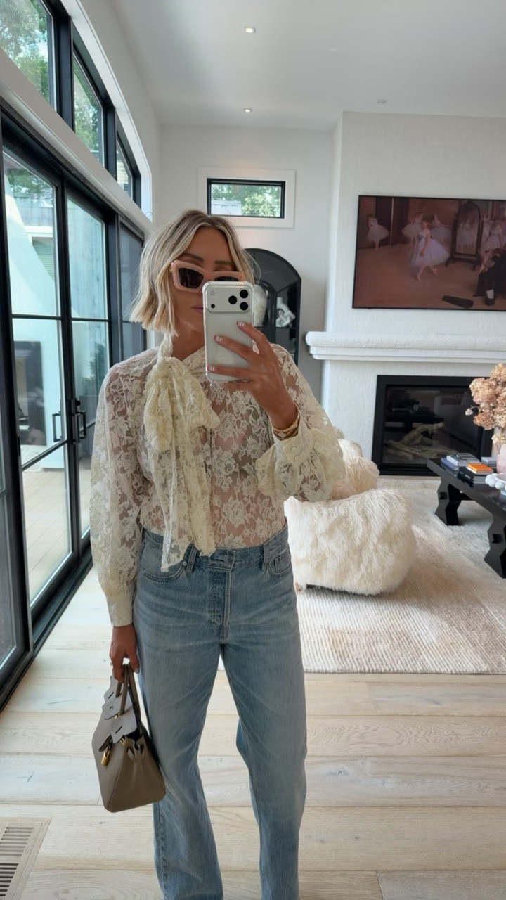 The perfect top 😍😍😍 paired with my favorite jeans.. run oversized.. consider sizing down