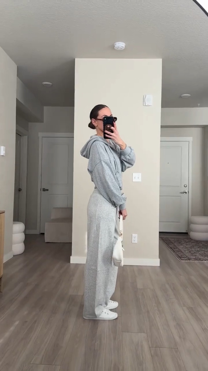 lightweight comfy barrel sweatpants.  so so good!!

#sweatpants #greysweatpants #zipperedhoodie 

#LTKFindsUnder50 #LTKSaleAlert #LTKootd