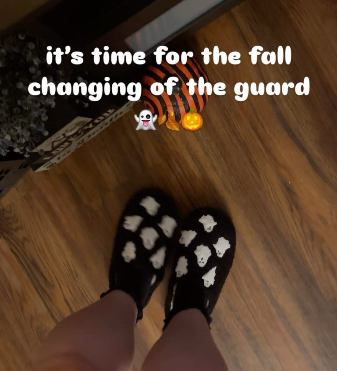 the best time of the year ✨👻 

Even though fall/halloween are my favorites, I try not to go overboard on decorating…..so, tiny swaps of things I already use are a great option! 

Love having the house turn a bit spookier without much effort 🎃🐈‍⬛