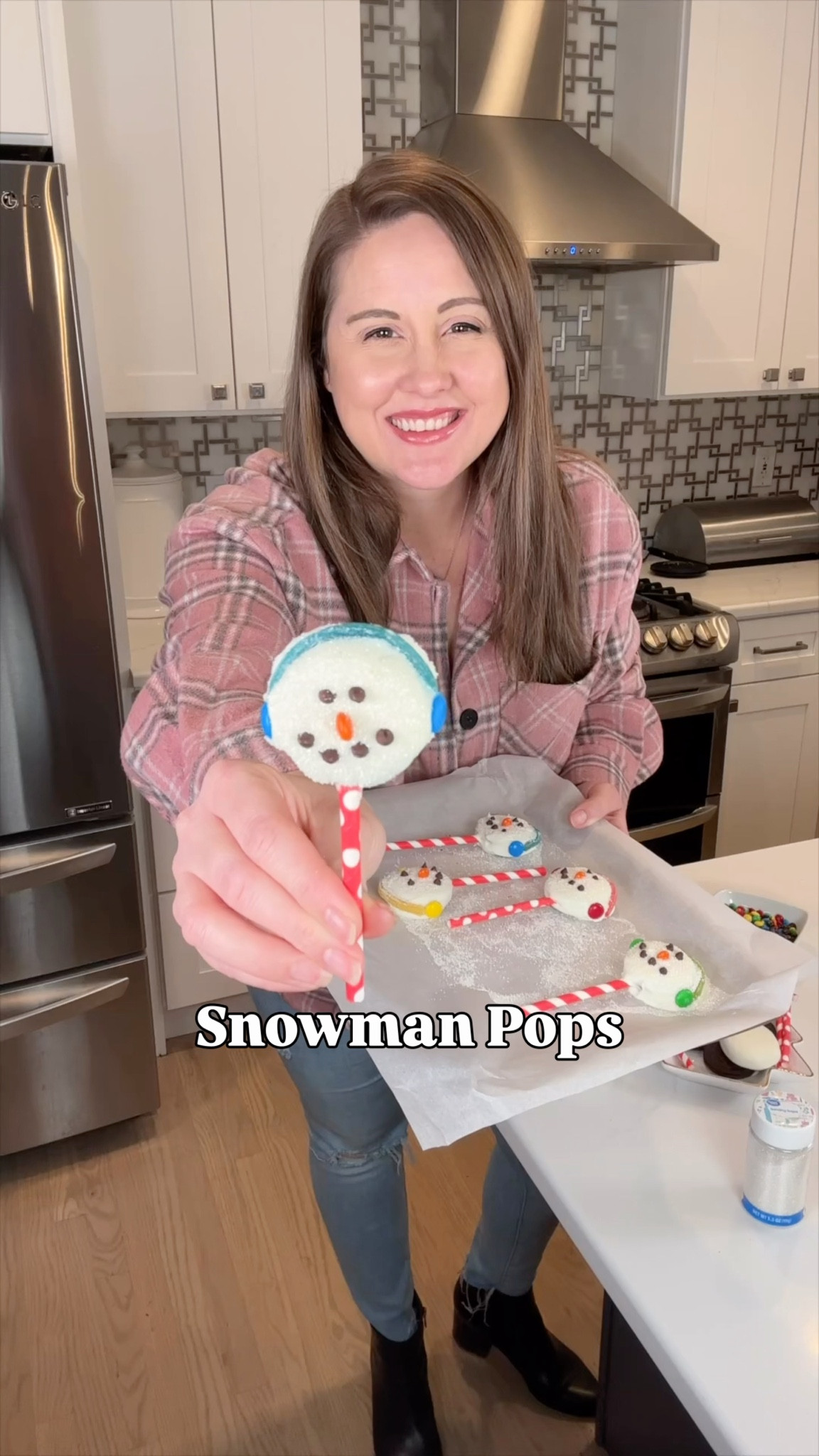 Snowman cake pops made with OREOs = the cutest winter treat ever ⛄️✨
So easy, kid-approved, and perfect for gifting or holiday parties!
Linking everything you need to make your own! 🤍

#HolidayTreats #ChristmasCookies #ChristmasTreats 

#LTKHoliday #LTKSeasonal #LTKGiftGuide