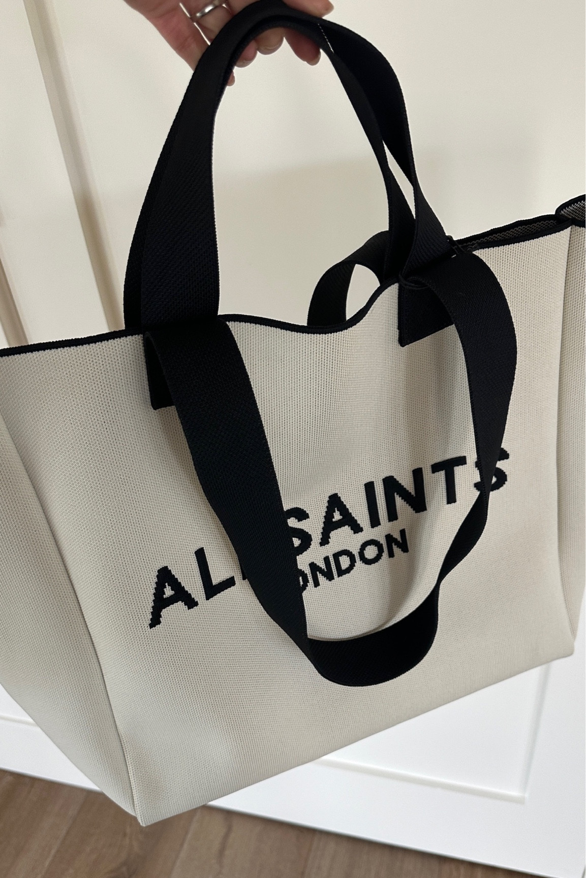 Love this tote bag, I had to pick it up in black as well! Perfect everyday bag under$200 #stylinbyAylin #Aylin