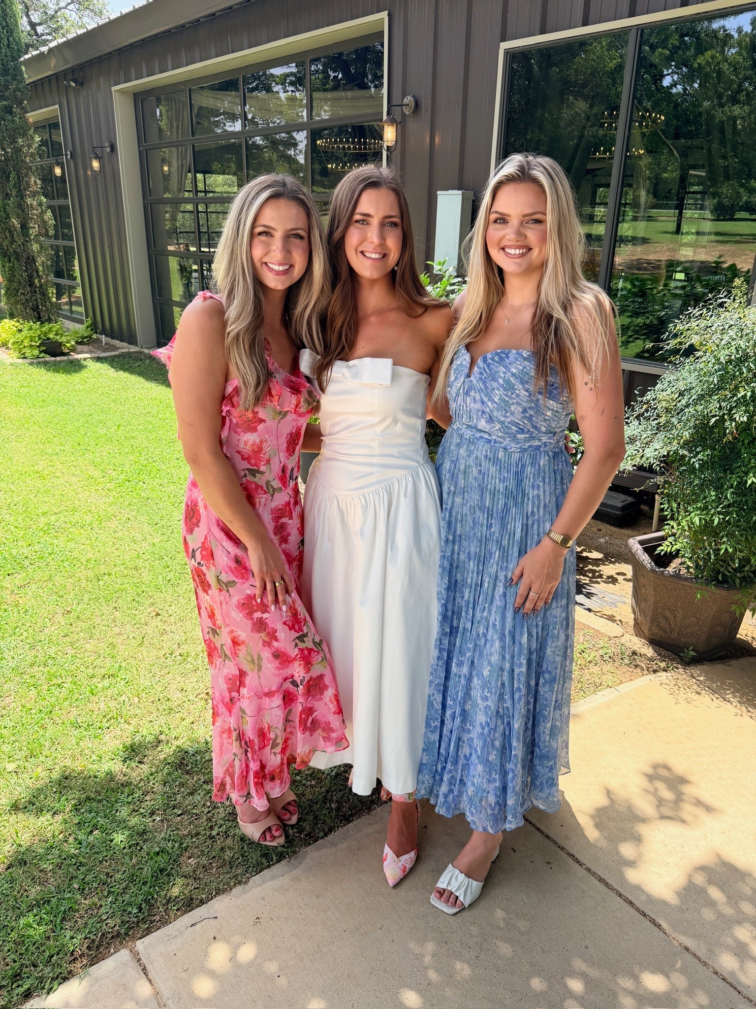 Bridal shower 💓🍇💖🍷
Pink floral midi dress