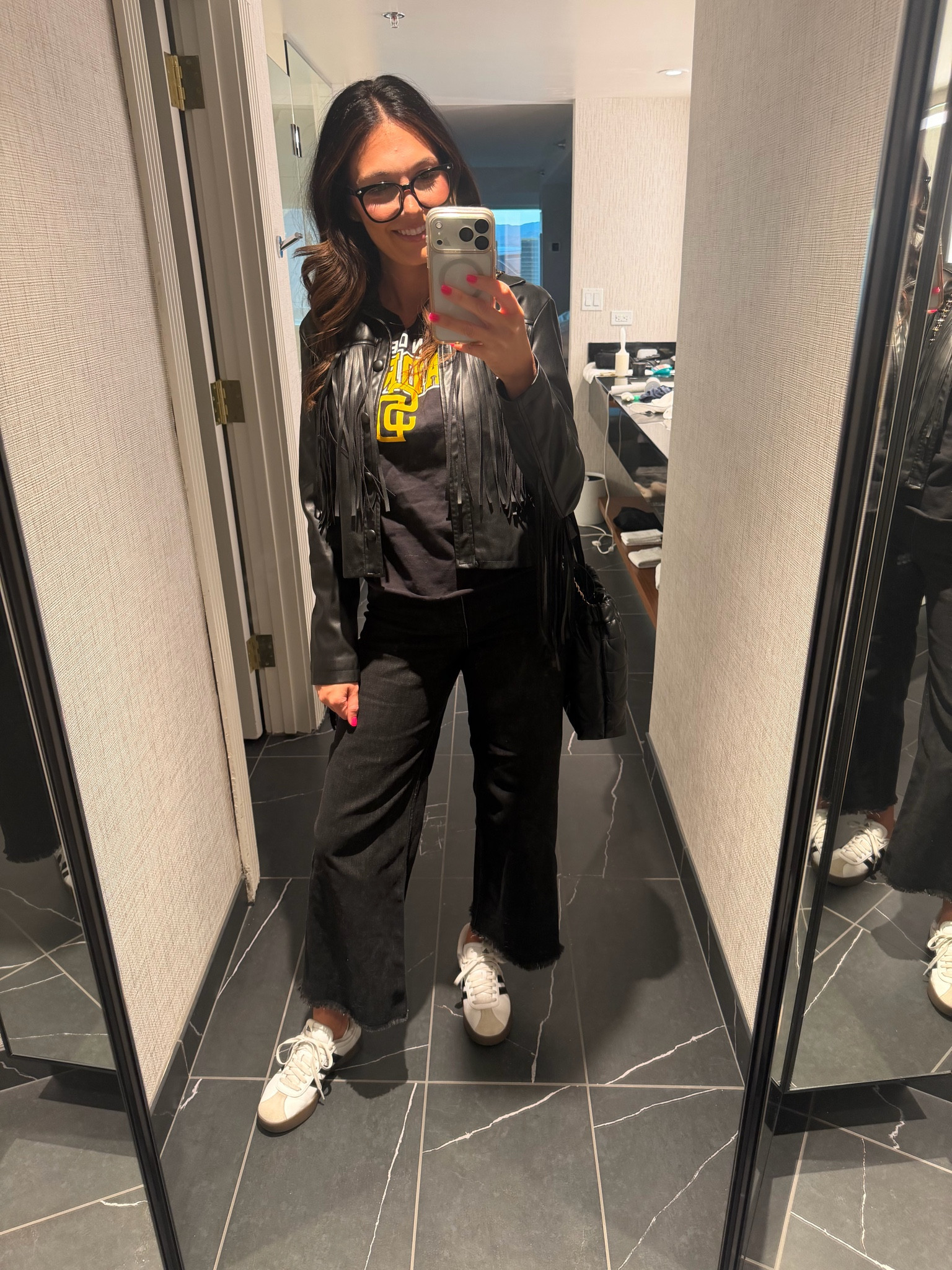 Casual Vegas Dinner 🖤💛 

#vegas #vegasoutfit #padres #sandiegopadres 

#LTKootd #LTKgrwm #LTKdayinmylife