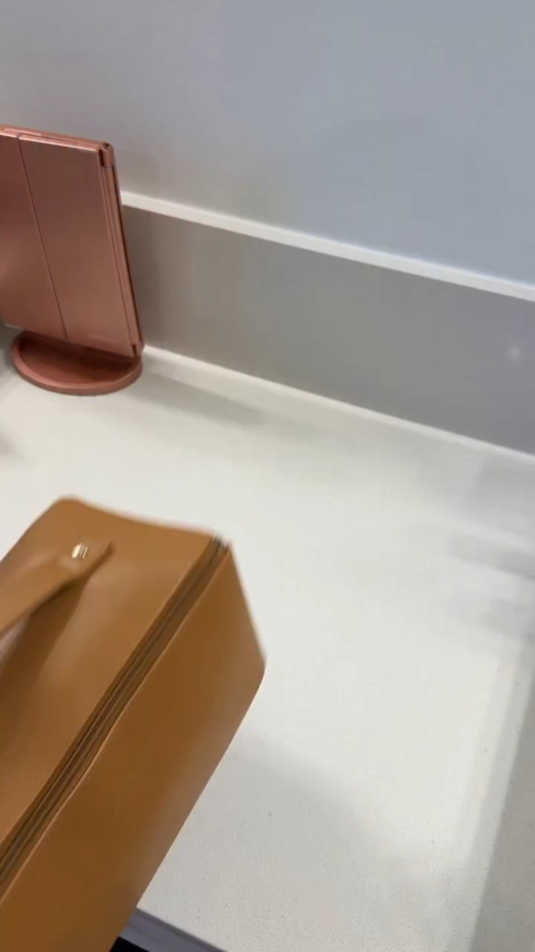 I’m your type b friend that loves packing last minute!! I mean it just makes so much sense!!🤷🏾‍♀️Comment NEED to get 🔗 in your DM

Carryon: @beis 

#packwithme #traveltips #packingforvacation #typeb