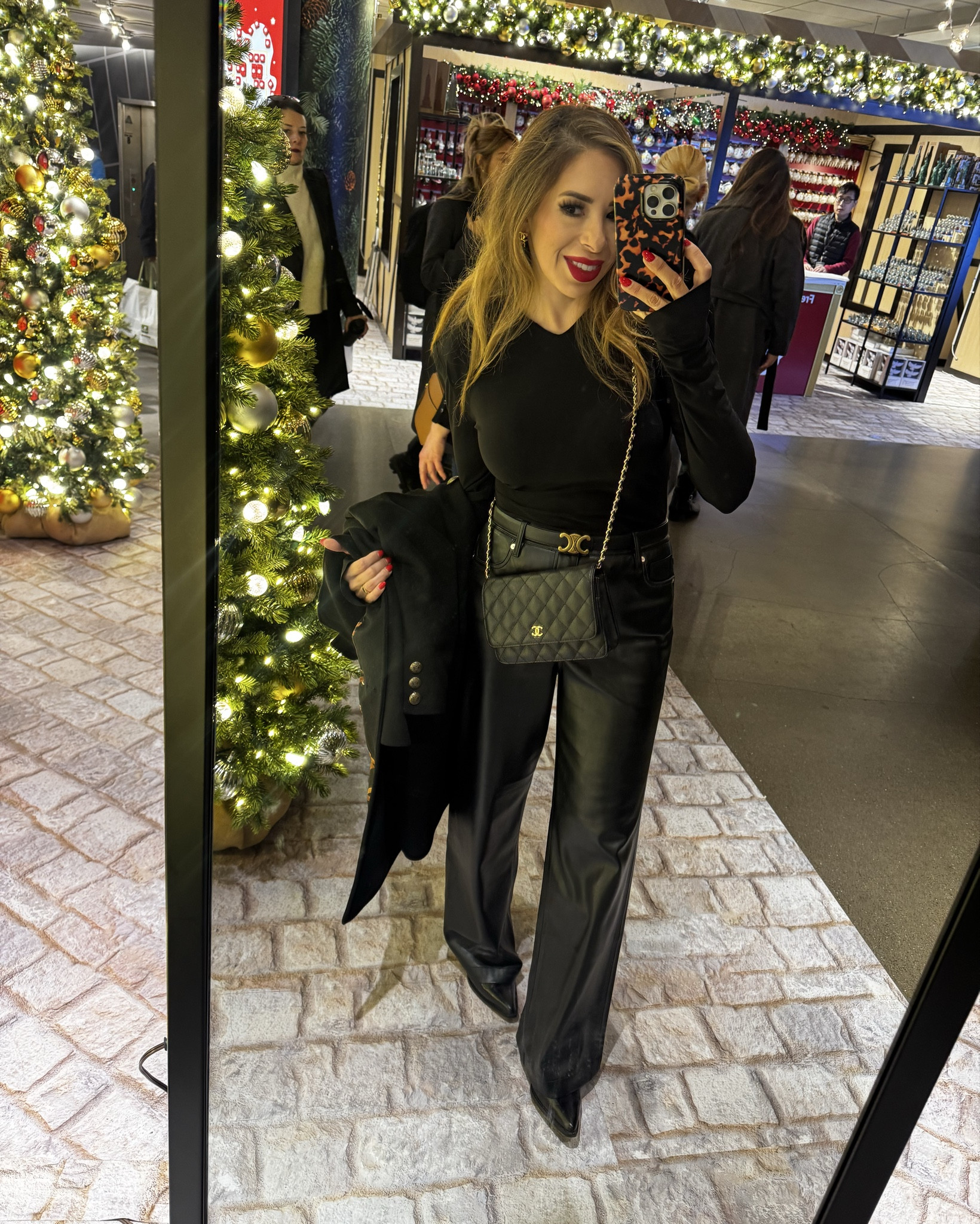 NYC Outfit
Leather Trousers
shoulder pad top
Cowboy Boots