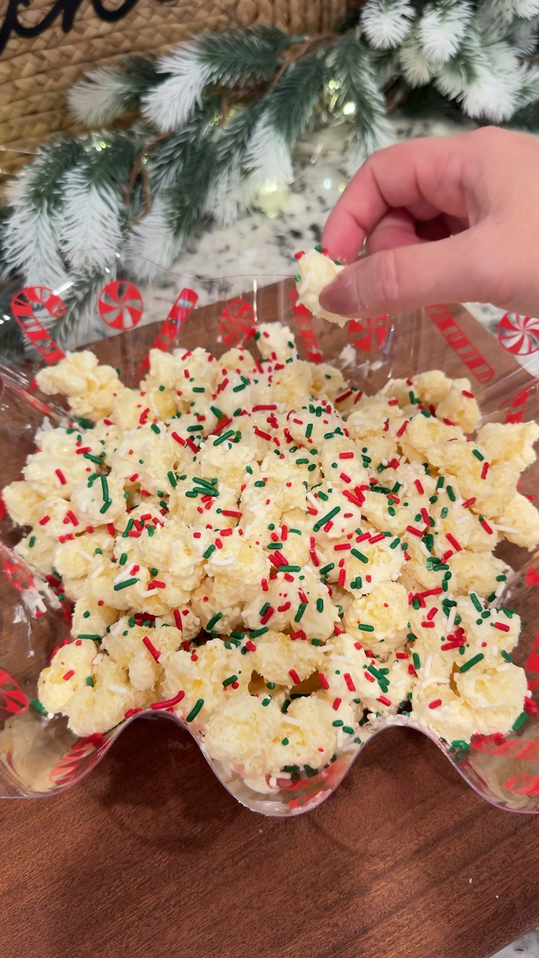 Holiday Snack Favorite 🎄🍿
Quick & easy festive puff corn — coated in white chocolate and topped with holiday sprinkles! Linked my holiday serving bowl, puff corn, and melting chocolate for easy shopping 💫
#LTKHoliday #HolidayBaking #ChristmasSnacks


#LTKHome #LTKHoliday #LTKParties