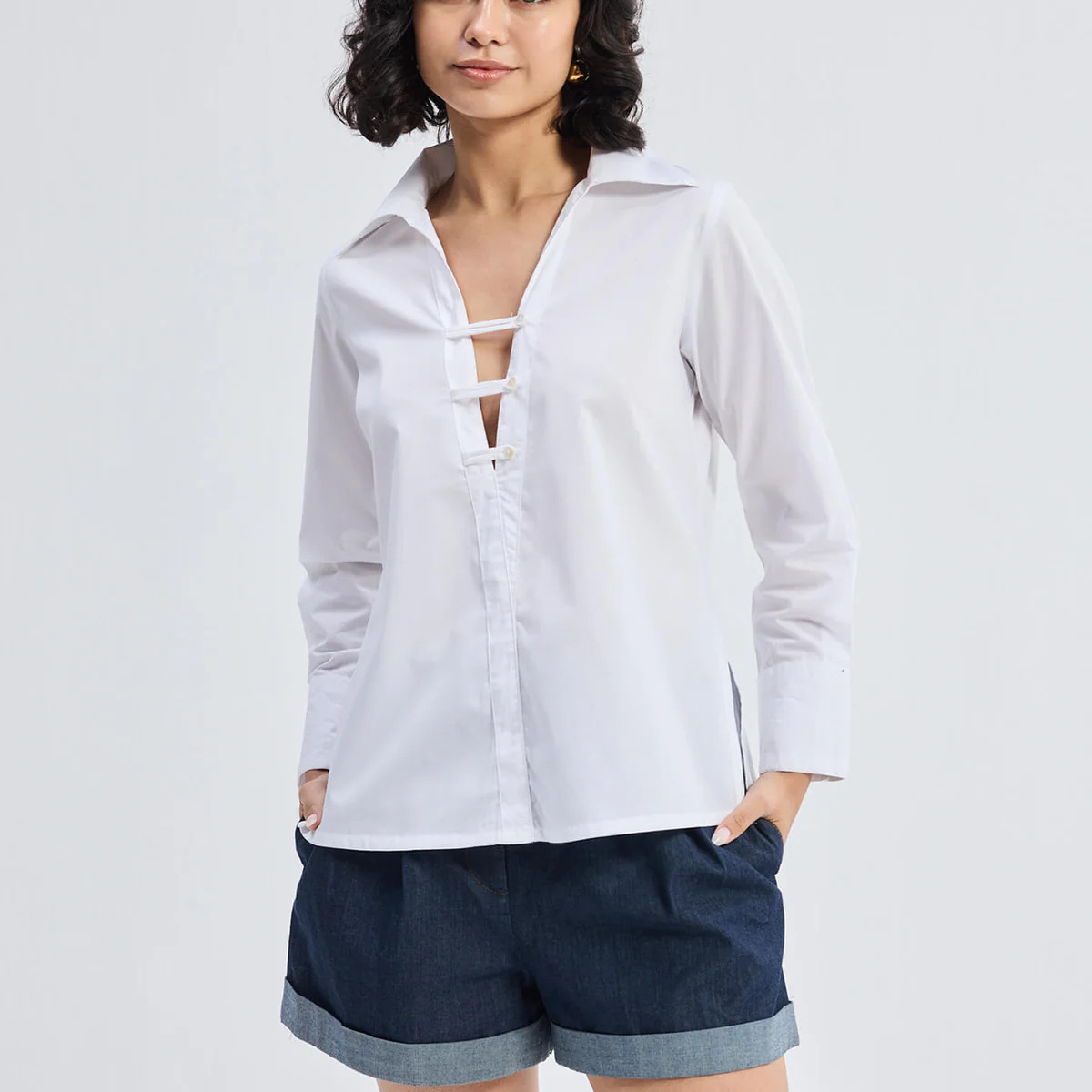 Crisp Details Button-down Shirt in White | Reistor