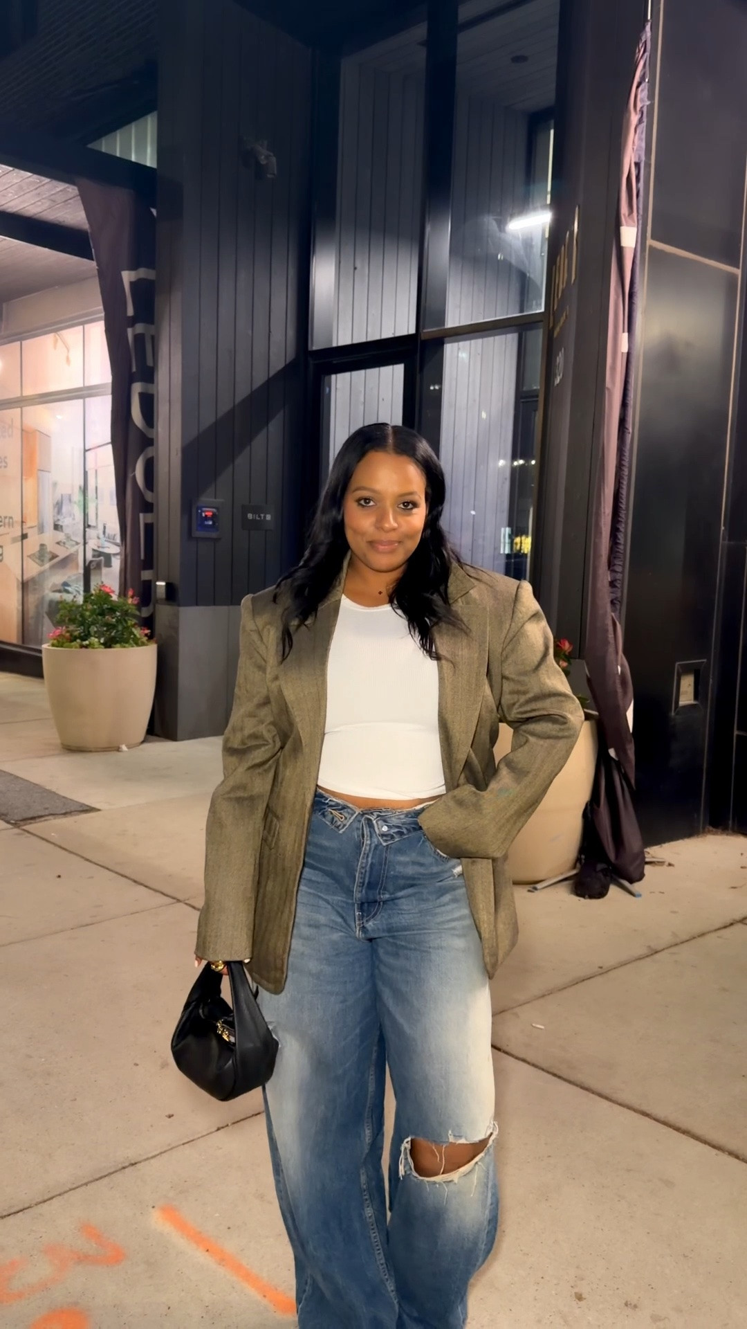 I’ve realized a good oversized blazer can make even jeans and a basic top look instantly more elevated. This one has the perfect fit, and these jeans have been on repeat because they go with everything.

Comment “link” and I’ll send you all the outfit details