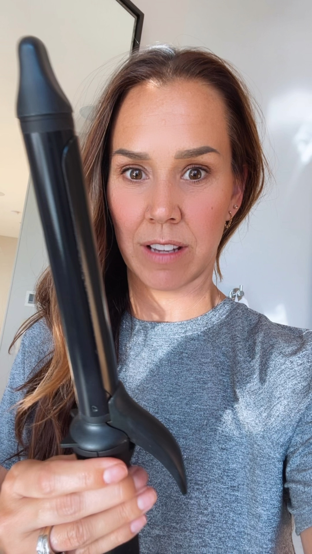 The award winning curling iron

The extended length barrel quickly creates loose, modern curls and waves and makes it easier to style long hair, or style the back sections on shorter styles. 

Cool touch grip for easy curling
along with a variable heat setting for all hair types/textures.