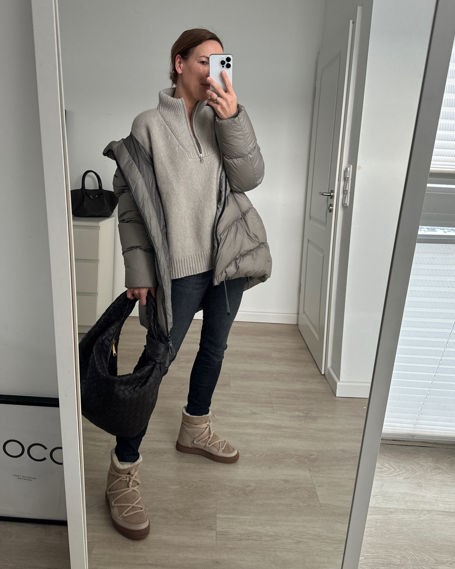 Winter Outfit: Puffer Down Jacket / Daunenjacke - Winter Boots & Bottega Veneta Tasche

#LTKwinter #LTKeurope #LTKstyletip