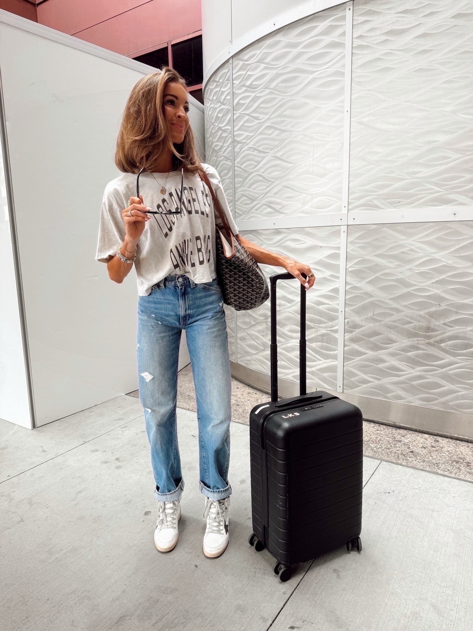 Casual ootd that’s perfect for travel days ✈️ these jeans are legit SO comfortable 🙌🏼