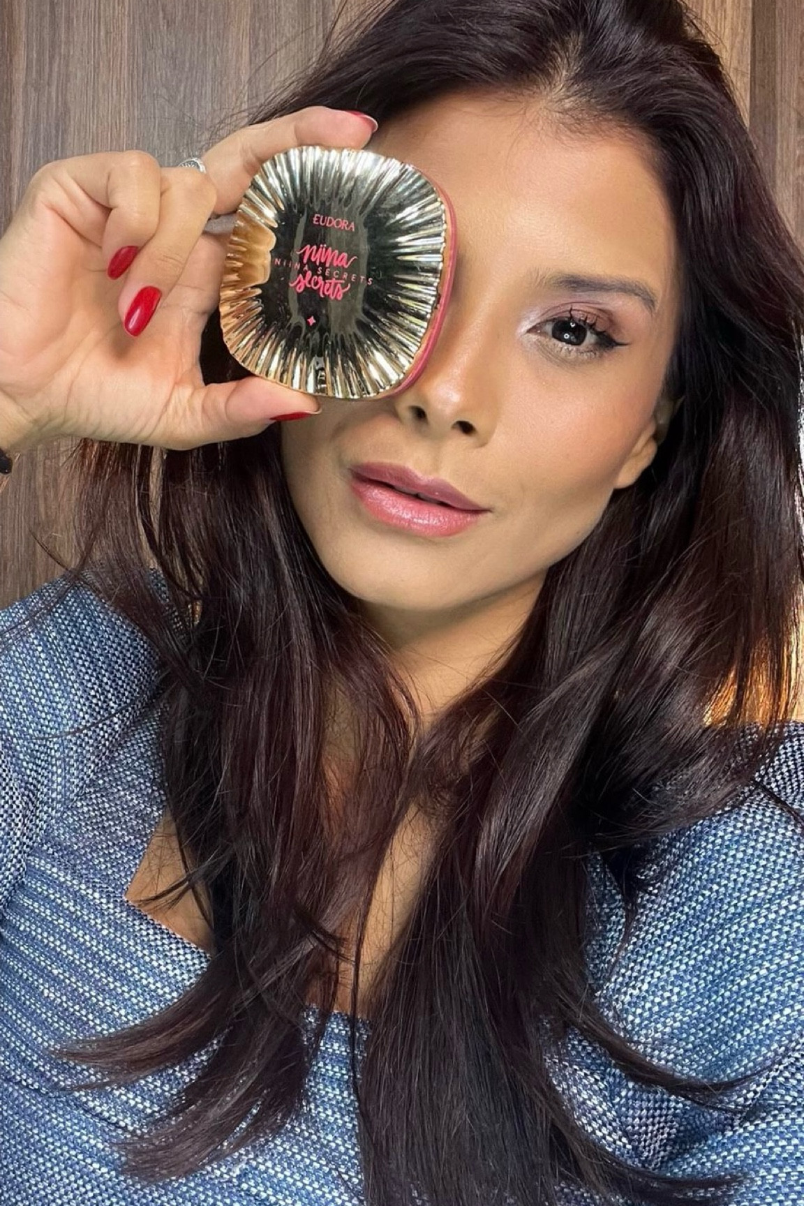 Falei e falo de novo! O blush marmorizado da linha Niina Secrets cor 2 é sem dúvida um dos itens mais coringas. Funciona lindamente para todos os tons de pele e tem um brilho discreto e lindo!


#LTKgiftguide #LTKbrasil #LTKbeauty