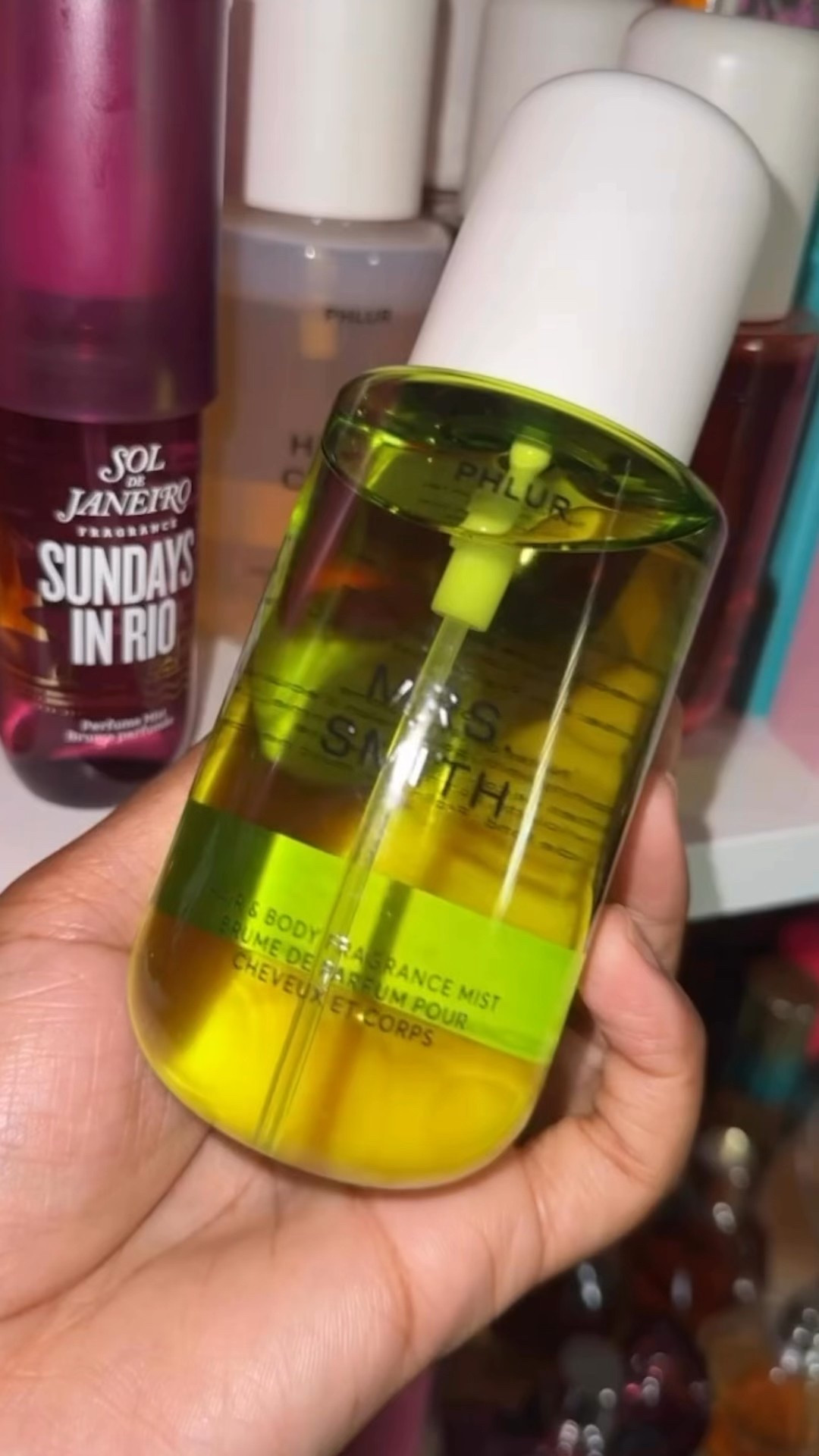 Who knew apples and watermelon go together real bad 🍏🍏🍏 #phlur #makeupveee #apples #mrssmith 