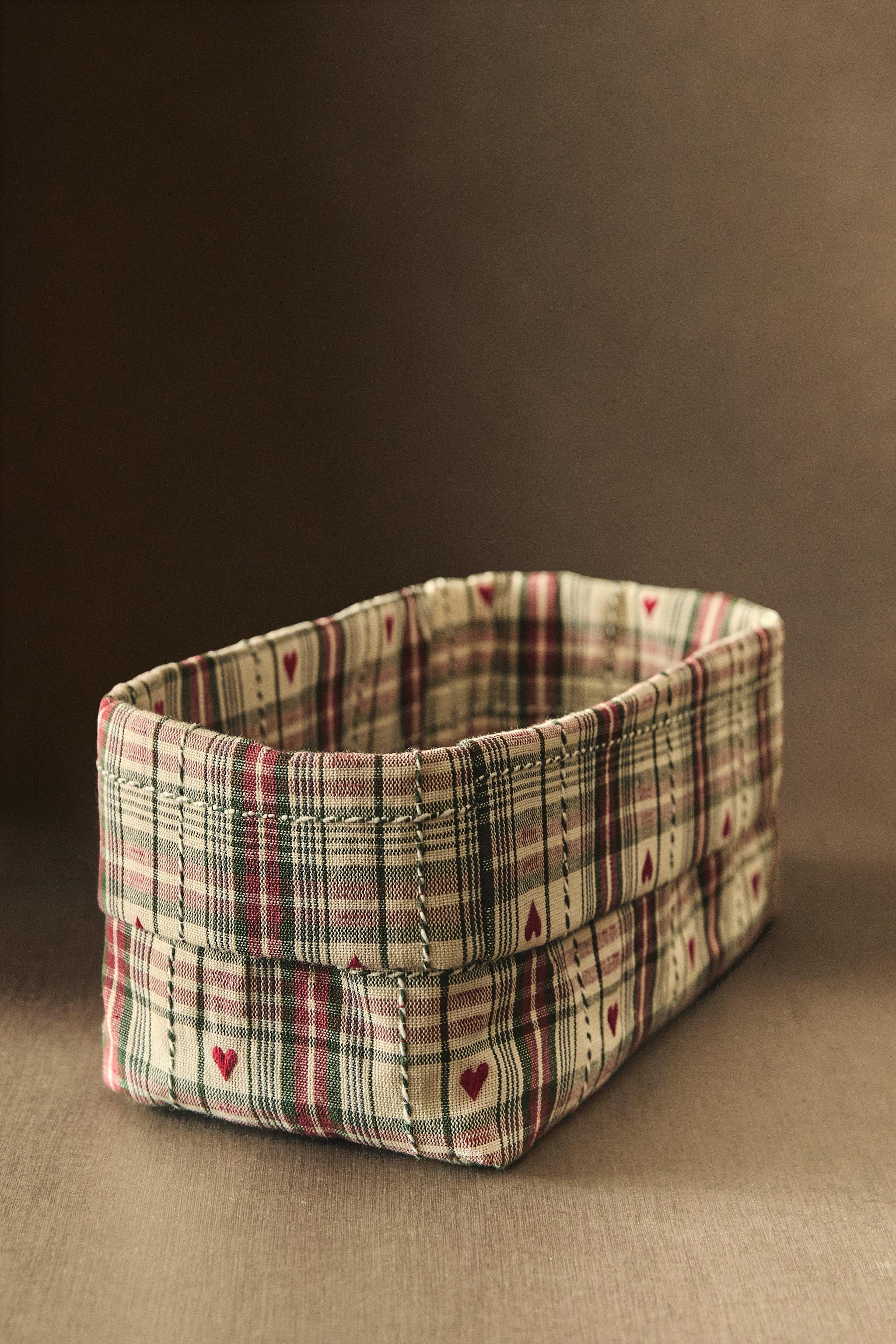 CHRISTMAS BREAD WITH HEARTS | Zara Canada