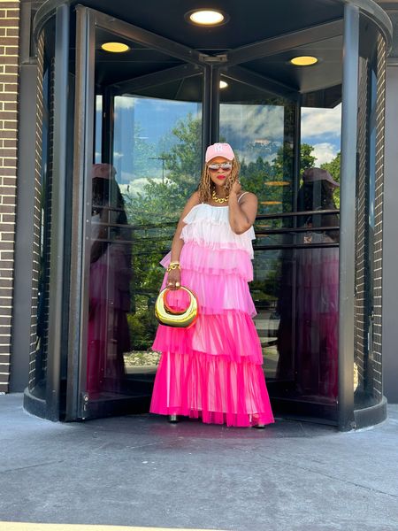 Ombré pink maxi dress


#LTKFindsUnder50 #LTKMidsize #LTKStyleTip