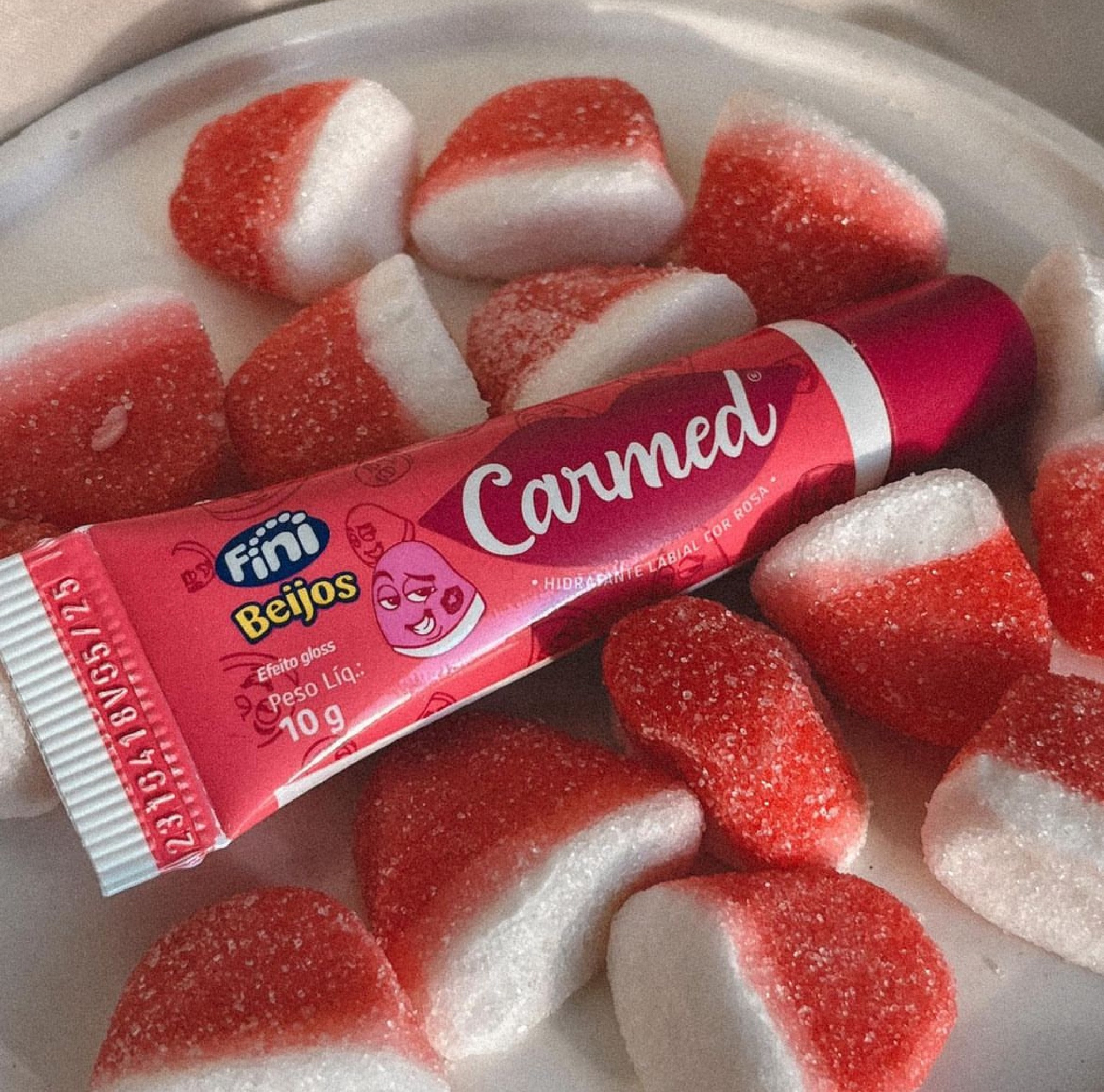 
Esse é o Carmed Beijo 👄, ele tem um fundinho de cor pink e lindo. 
Ele tem a mesma textura e acabamento do Banana, é fininho, não faz meleca na boca e tem uma hidratação legal pro dia a dia.

Diferente dos outros Carmed Fini, ele tem cor rosa, porém me surpreendi pois achei que seria super pink e não é, tem um fundinho de cor, mas fica super natural, bem cozinha de lábios saudáveis.
Ele tem bastante gostinho de morango quando você aplica, e é beeeem doce! 


#LTKbeauty #LTKbrasil #LTKfindsunder50