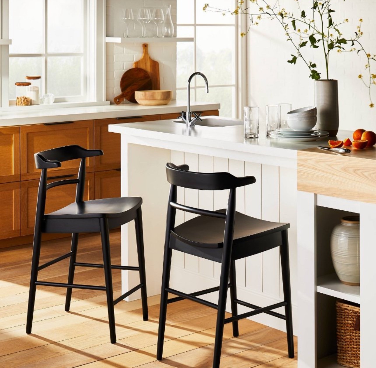 Love these simple black counter stools!