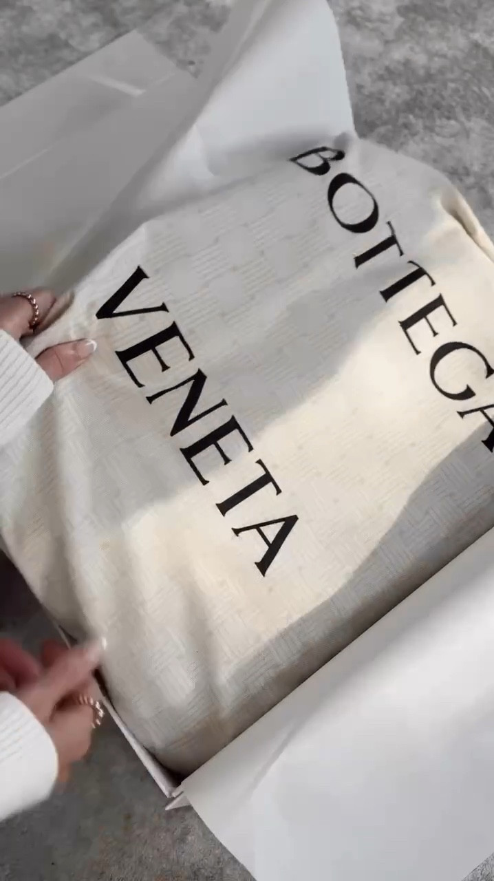 This caught my eye the minute I saw it and knew that l had to get it for fall🍂🤎 This deep chocolatey color is a dream! I love the size (this is the: small) and the color is even more stunning in person!✨ I'II also be including a roundup of other suede handbags I have my eye on...at all price points!

#LTKHoliday #LTKSeasonal #LTKItBag